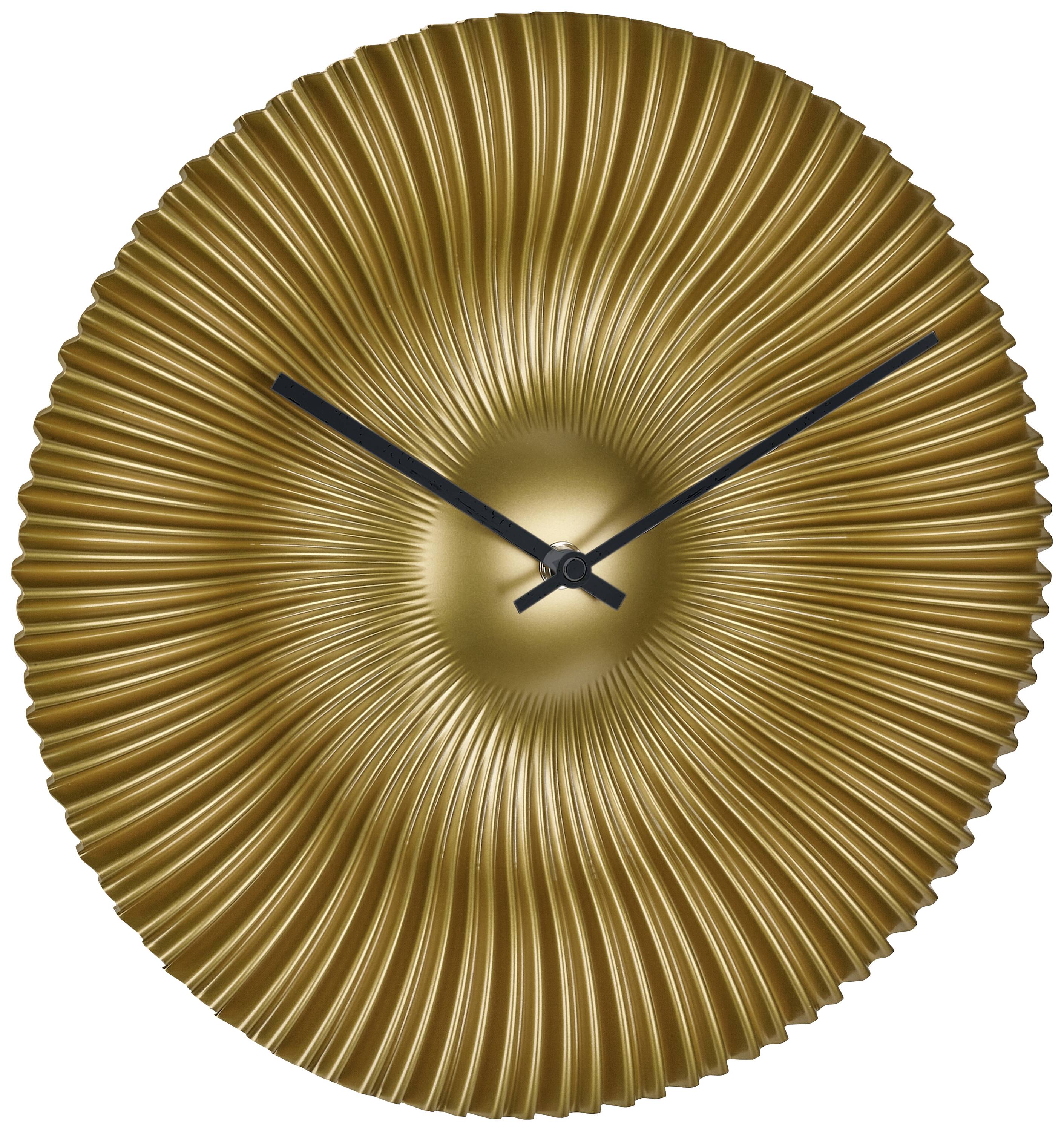 Goldene Wanduhr mit wellenförmigem Design und schwarzen Zeigern. Sie zeigt die Uhrzeit 10:10 an.