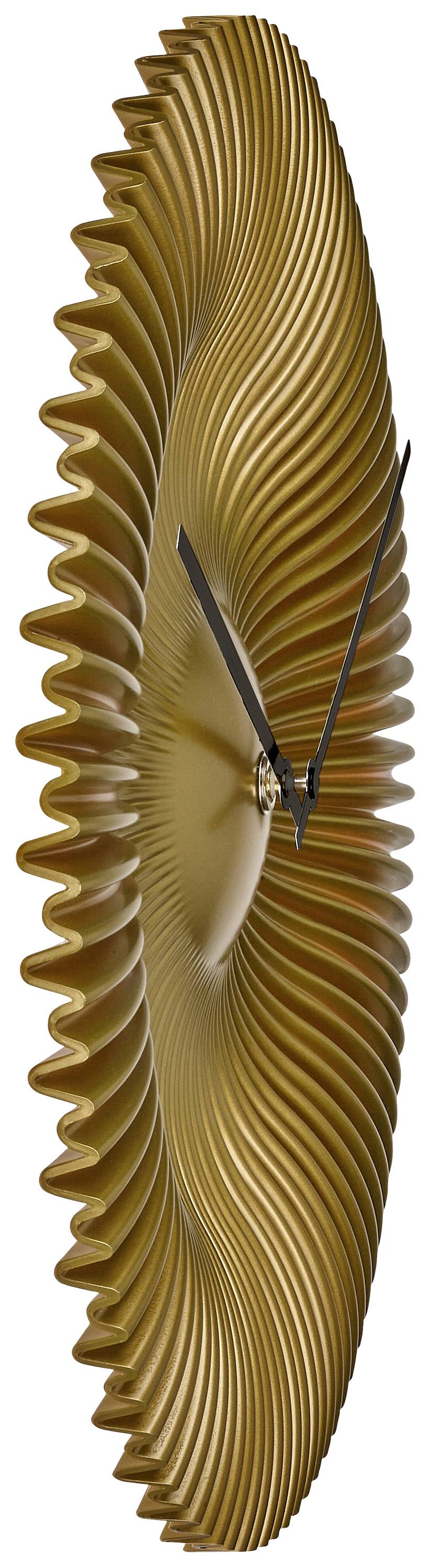Eine goldene Wanduhr mit einem spiralförmigen, welligen Rand und schwarzen Zeigern.
