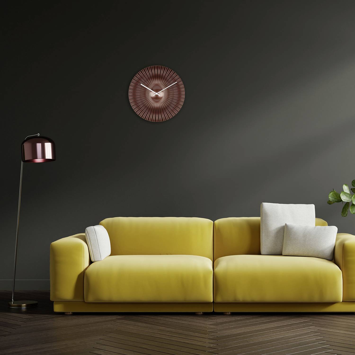 Gelbes Sofa mit weißen Kissen vor dunkelgrauer Wand, rosafarbene Lampe links, runde Uhr über dem Sofa. Modernes Wohnzimmerdesign.
