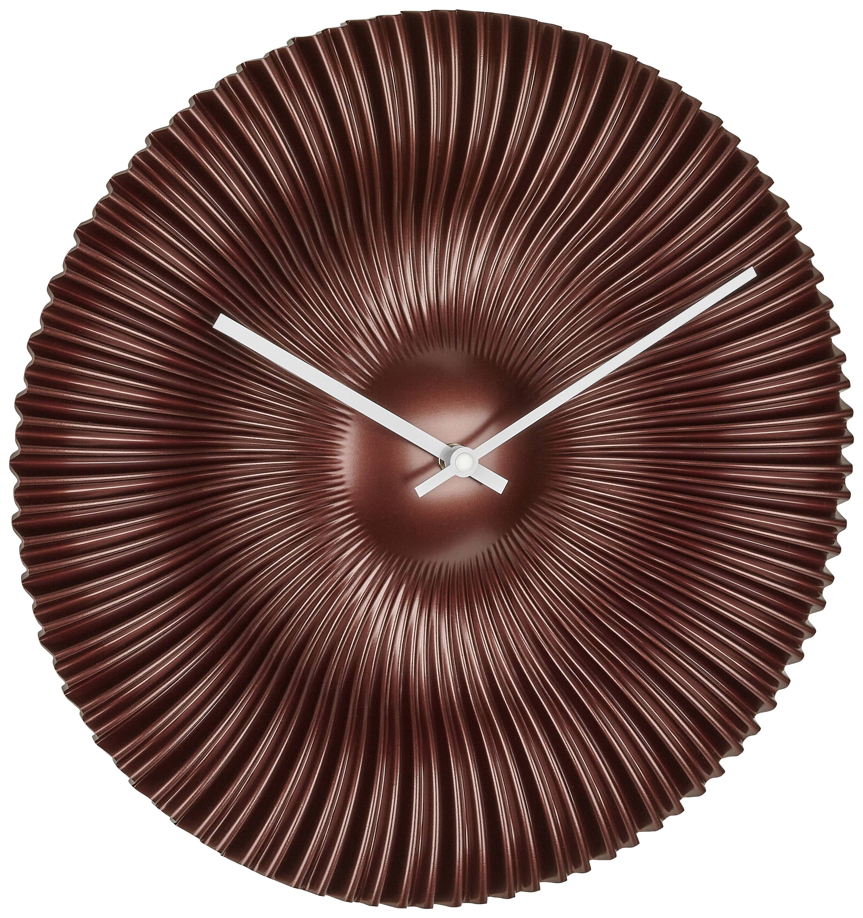 Bordeauxfarbene Wanduhr mit einem gerippten, ovalen Design und silbernen Zeigern.