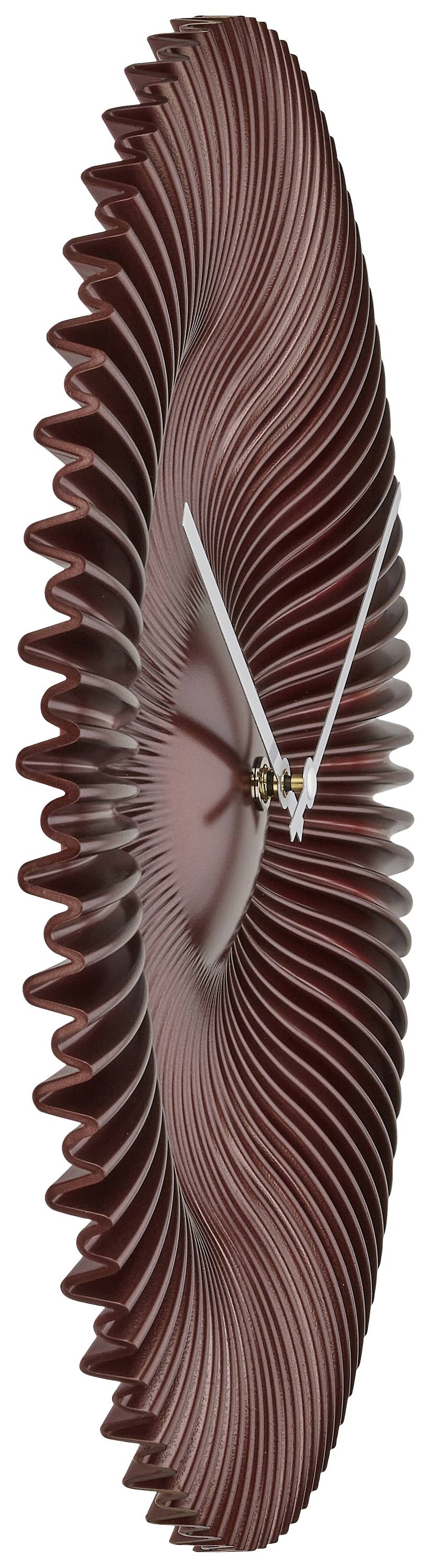 Eine dreidimensionale, runde Uhr mit spiralförmigem, braunem Rahmen und silbernen Zeigern, die eine moderne, kunstvolle Gestaltung zeigt.