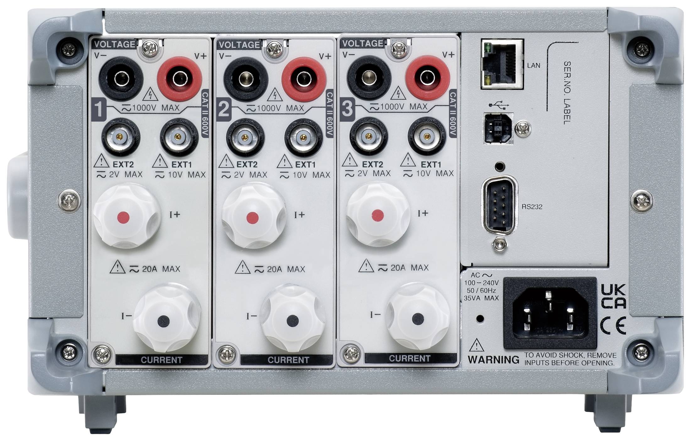 Elektrisches Messgerät mit drei Spannungskanälen und Stromanschlüssen. Zeigt Anschlüsse und Warnhinweise auf der Rückseite.