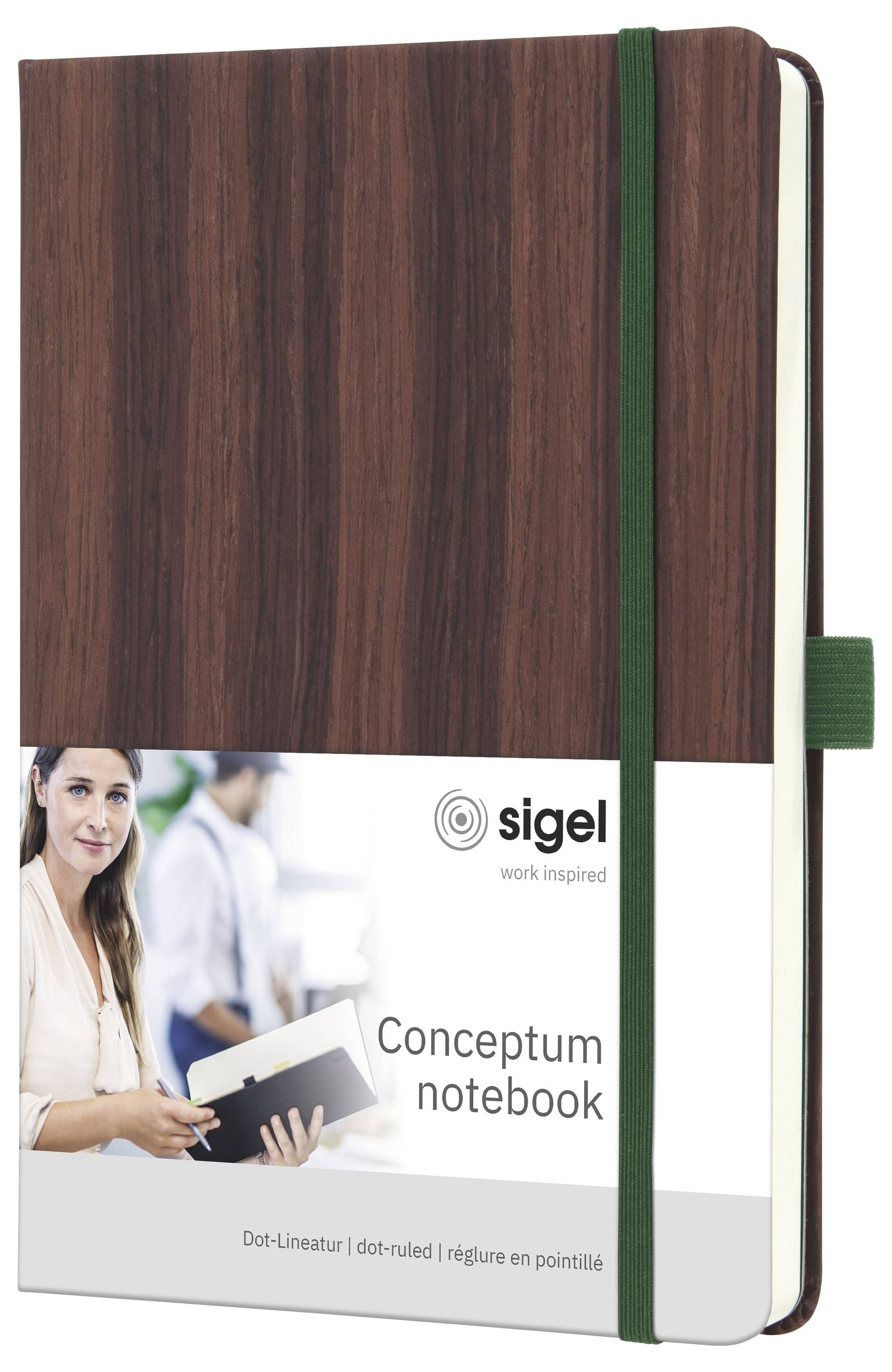 Ein braunes Notizbuch mit Holzmaserung und einem grünen Gummiband, beschriftet mit „sigel" und „Conceptum notebook", auf weißem Hintergrund.