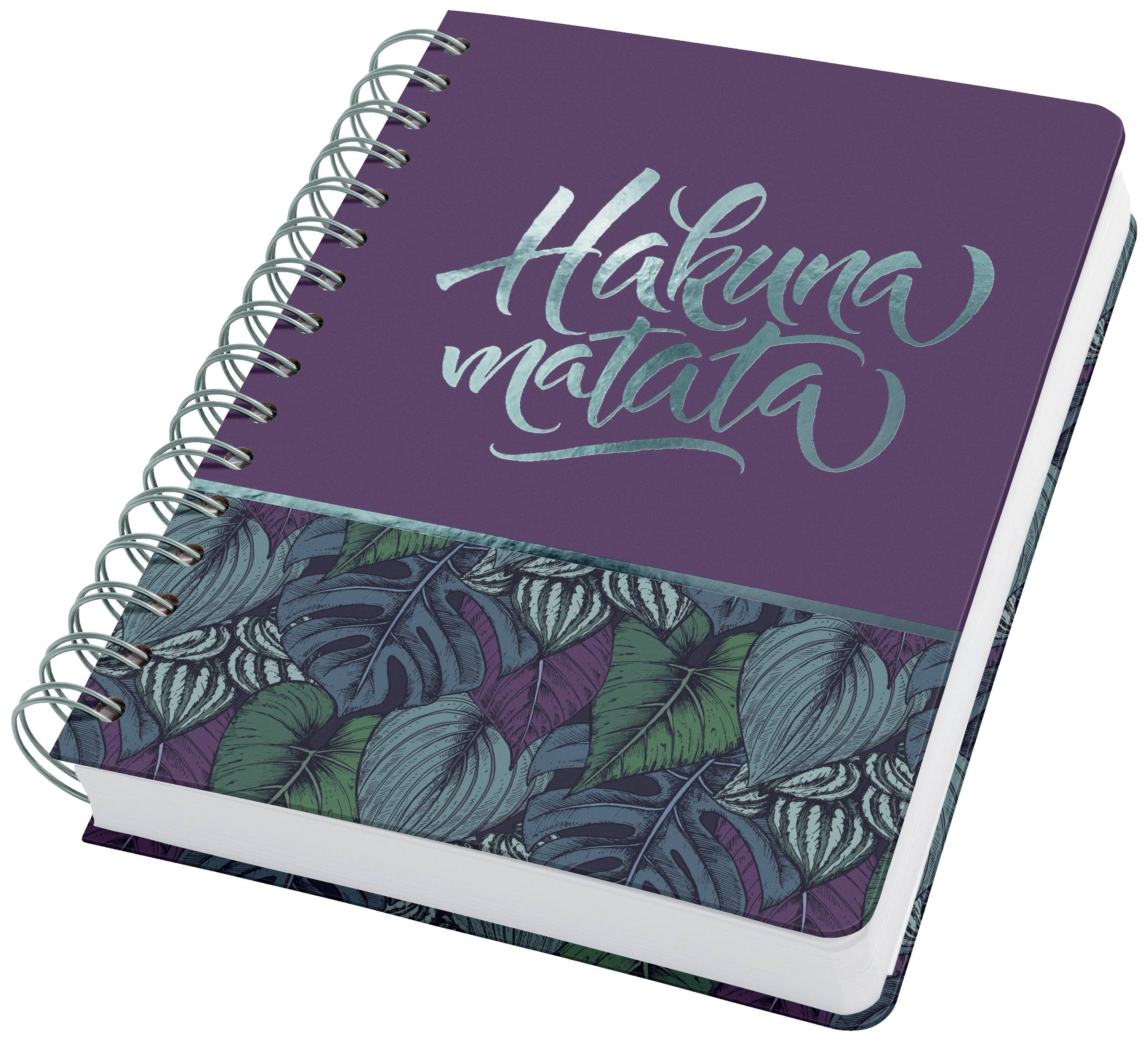 Notizbuch mit lila Cover und darauf der Schriftzug 'Hakuna matata' in dekorativer Schrift. Darunter ein Muster mit grünen Blättern.