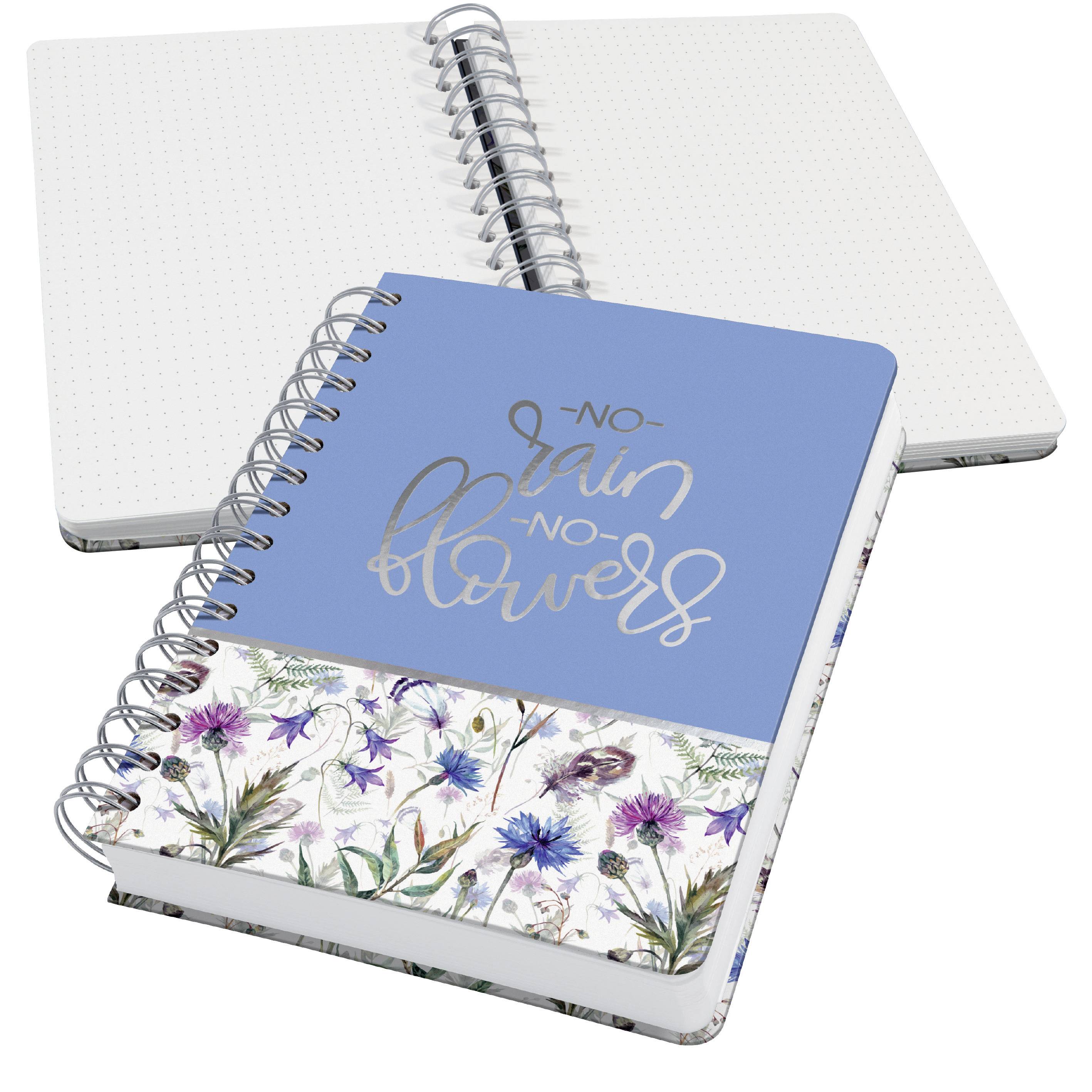 Ein Notizbuch mit Spiralbindung. Der Umschlag ist blau mit der Aufschrift 'No rain, no flowers' und einem floralen Design.