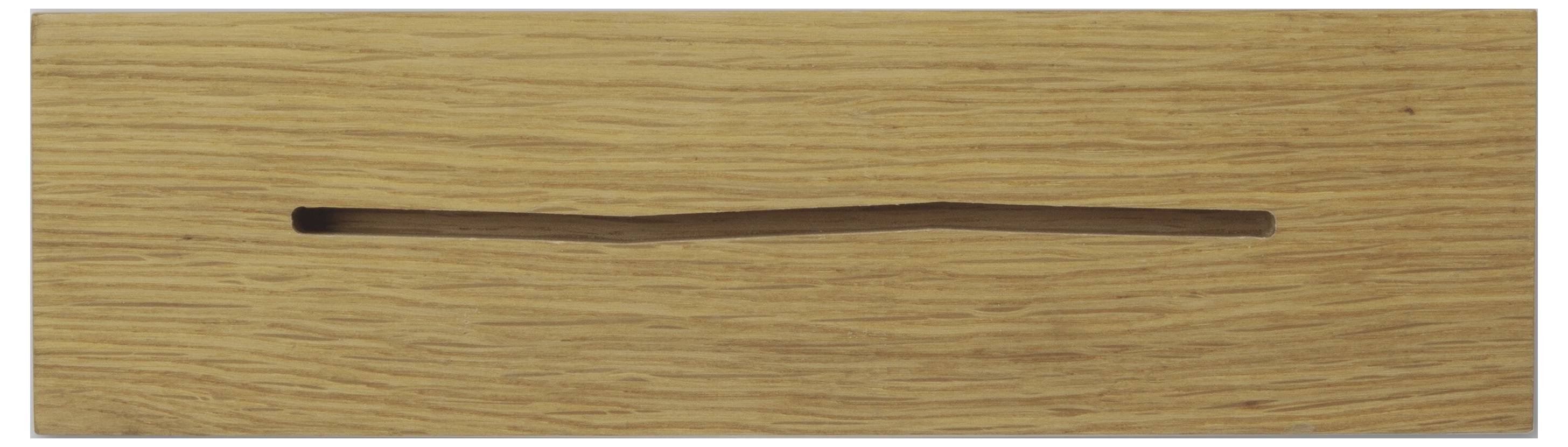 Holzplatte mit einem schmalen horizontalen Schlitz, der quer über die Mitte geschnitten ist.