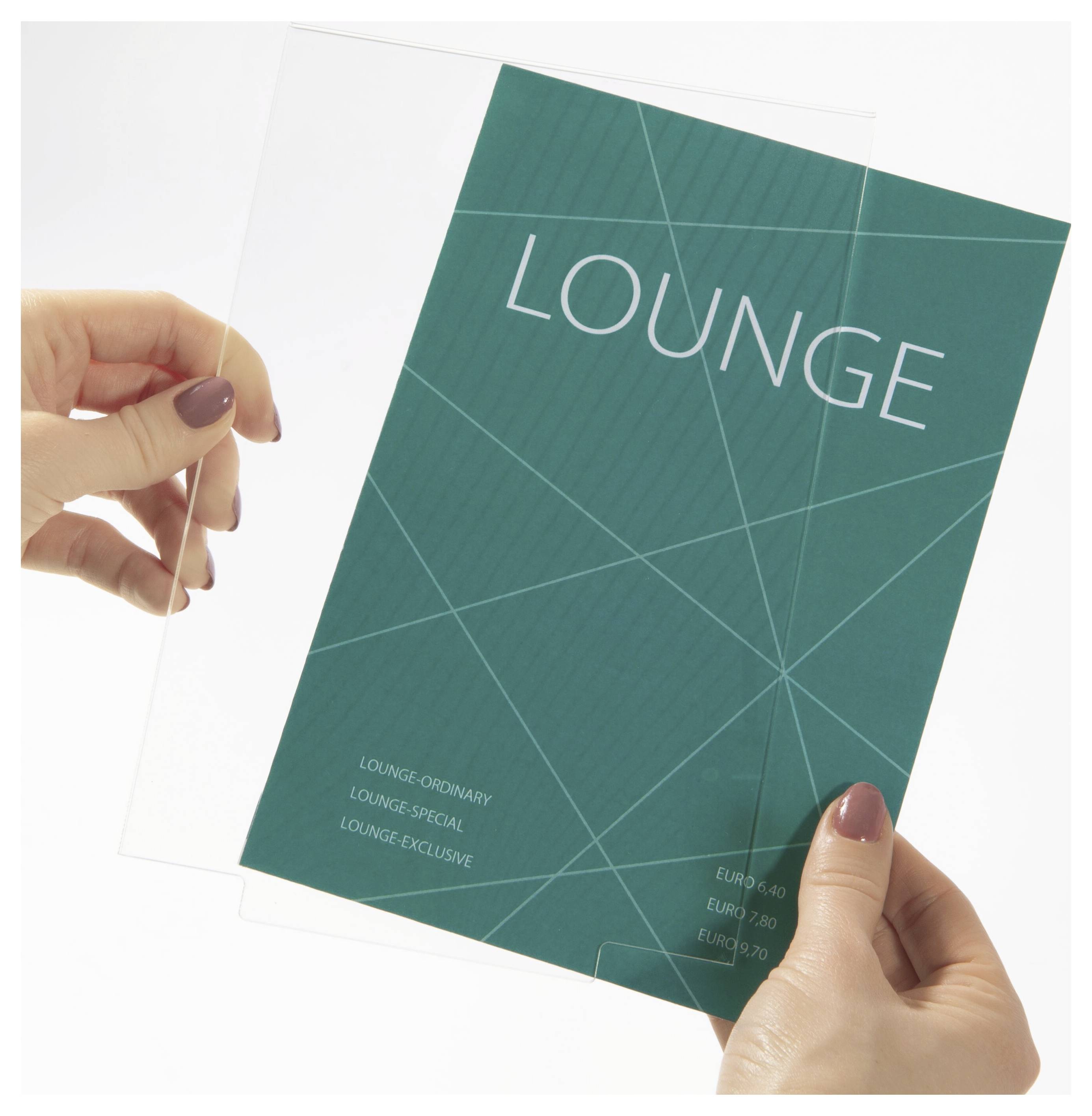 Hände halten eine transparente Kunststoffmappe oder einen Umschlag über einer blaugrünen Seite mit dem Titel „LOUNGE".
