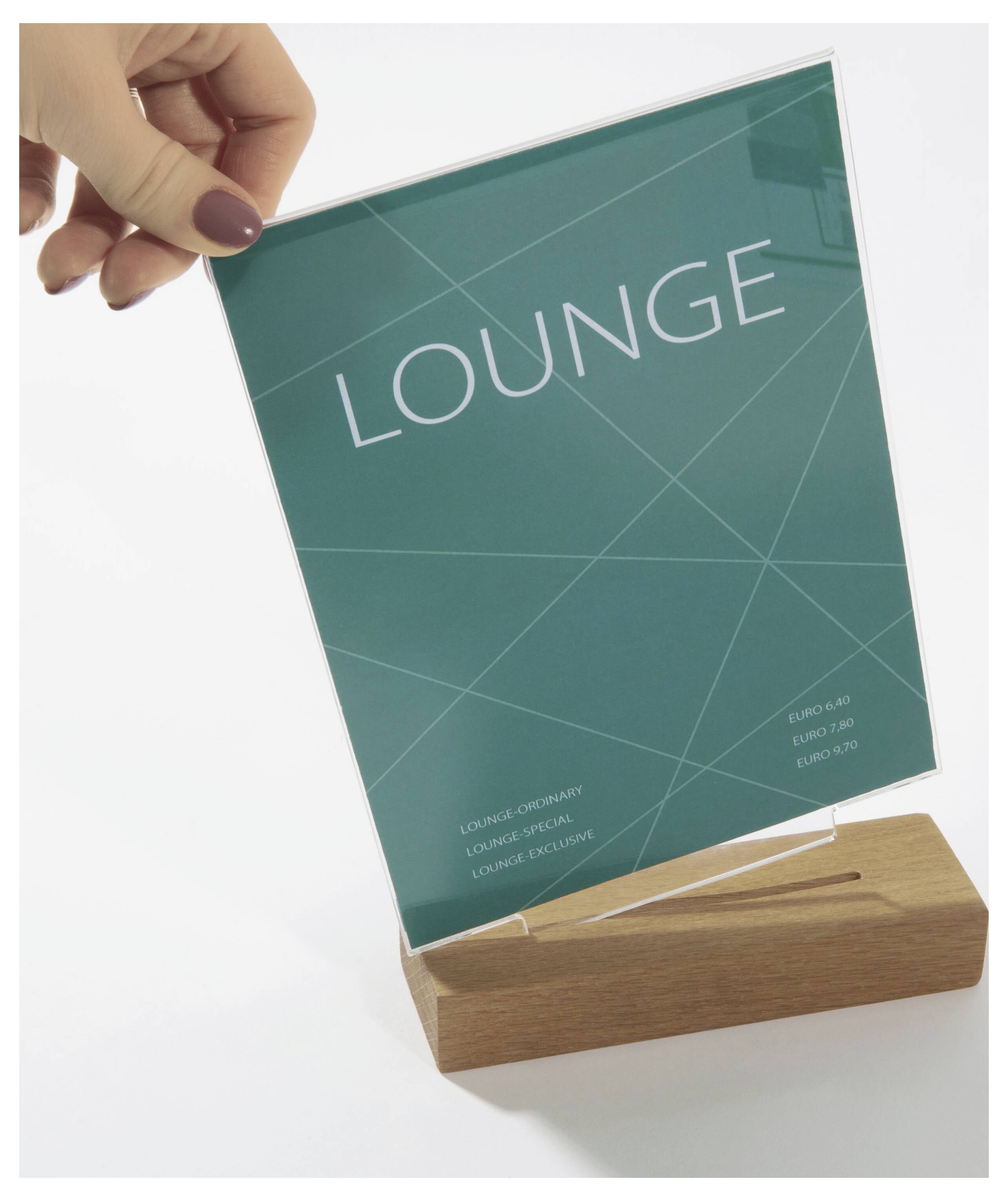 Hand, die ein türkises Schild mit der Aufschrift „LOUNGE" in einem Holztisch-Präsentationsständer hält.
