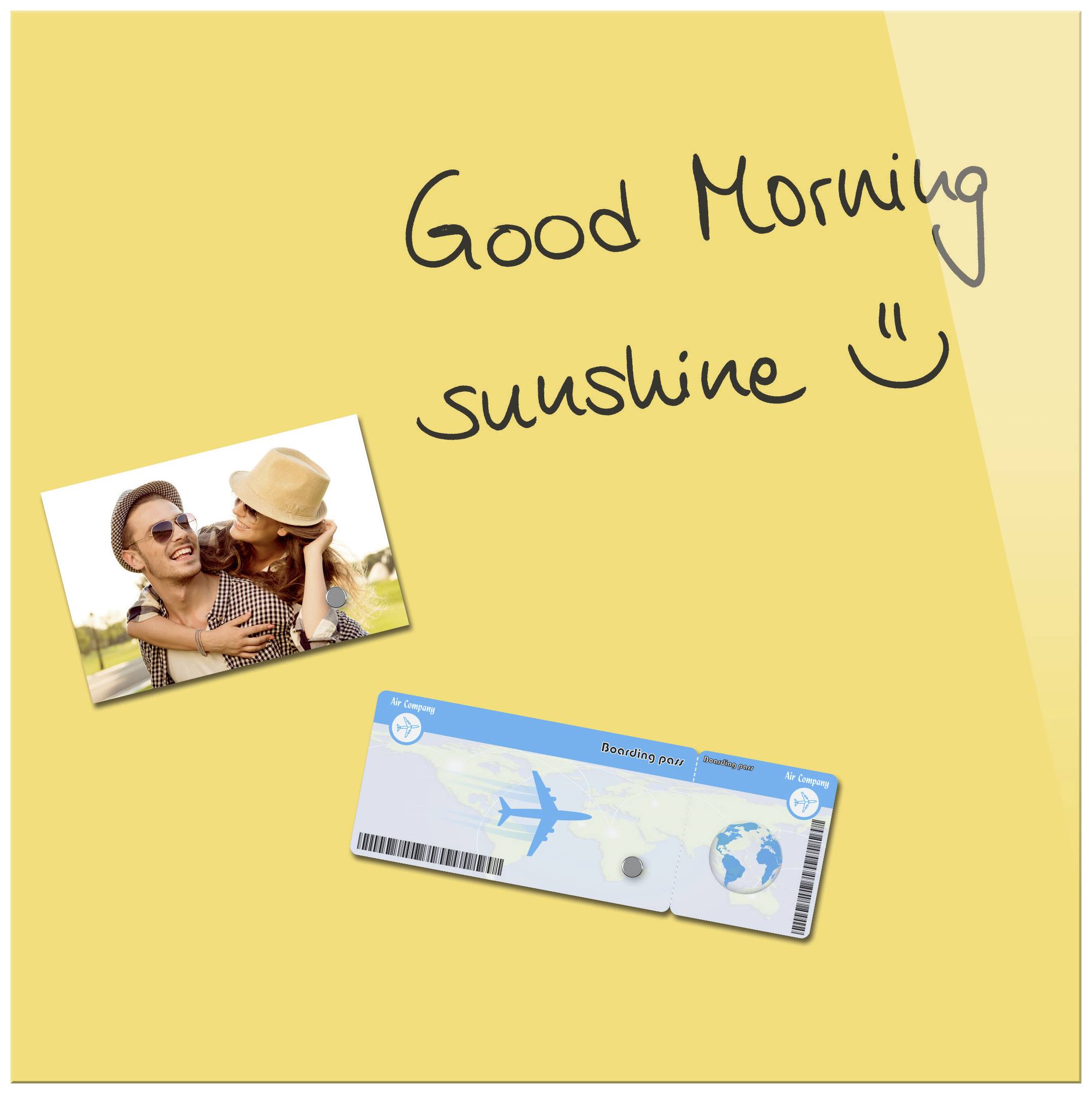 Ein Paar umarmt sich und lacht; daneben steht auf gelbem Hintergrund 'Good Morning sunshine :)' und ein Flugticket ist abgebildet.
