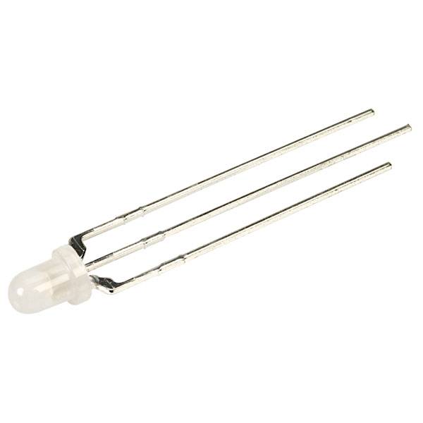 LED-Diode mit drei langen Beinchen auf weißem Hintergrund. Sie hat eine runde, durchsichtige Hülle über dem Leuchtteil.