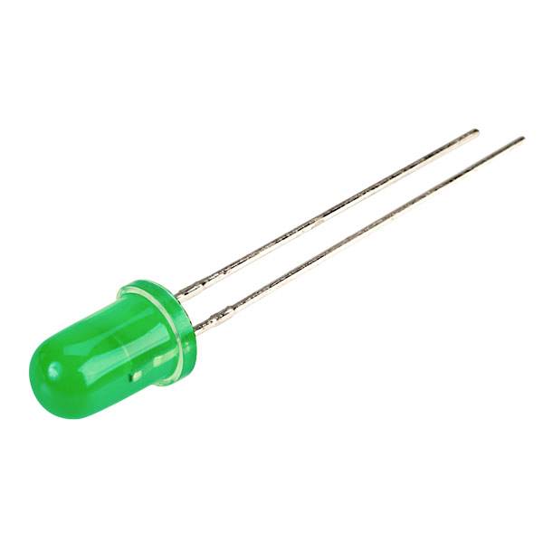 Eine grüne Leuchtdiode (LED) mit zwei Anschlussdrähten, vor einem weißen Hintergrund.