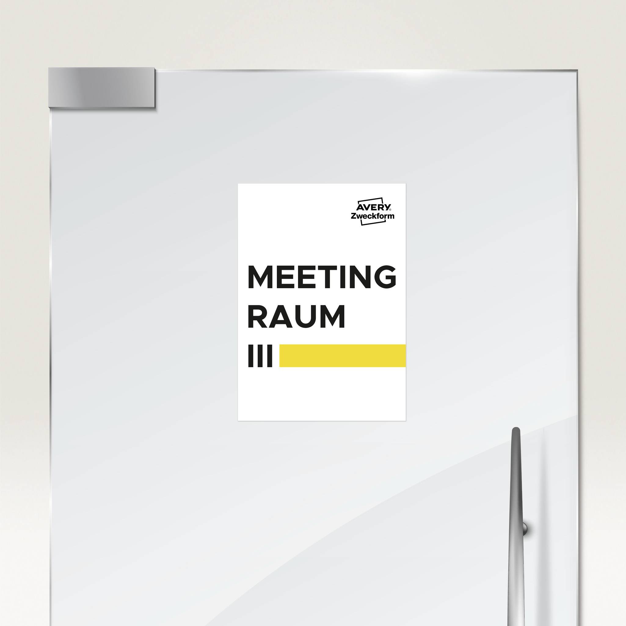 Türschild mit der Aufschrift 'Meeting Raum', darunter ein gelbes Band.