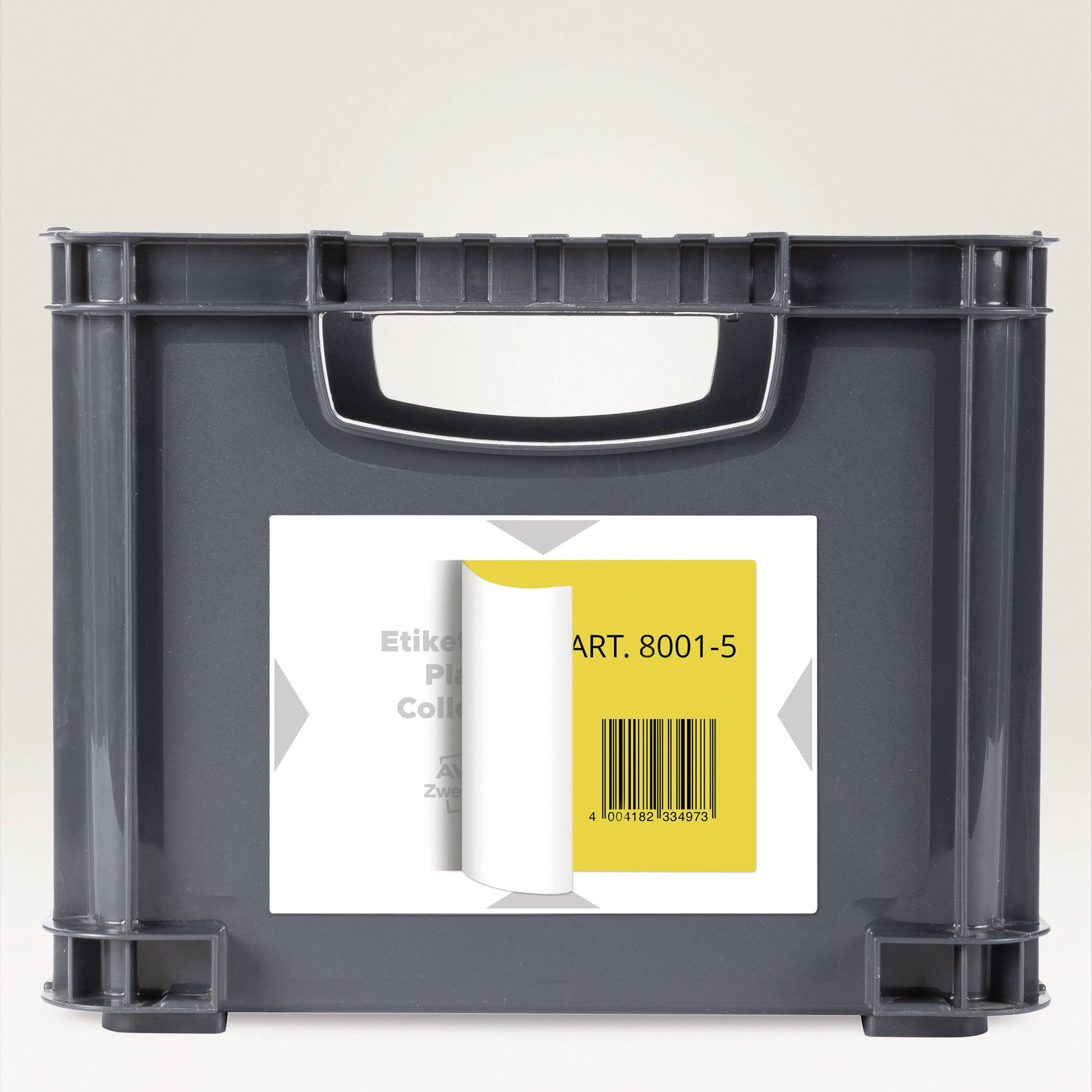 Graue Lagerbox mit Griff, darauf ein großes, teilweise abgelöstes Etikett mit Barcode und Artikelnummer 'ART. 8001-5'.