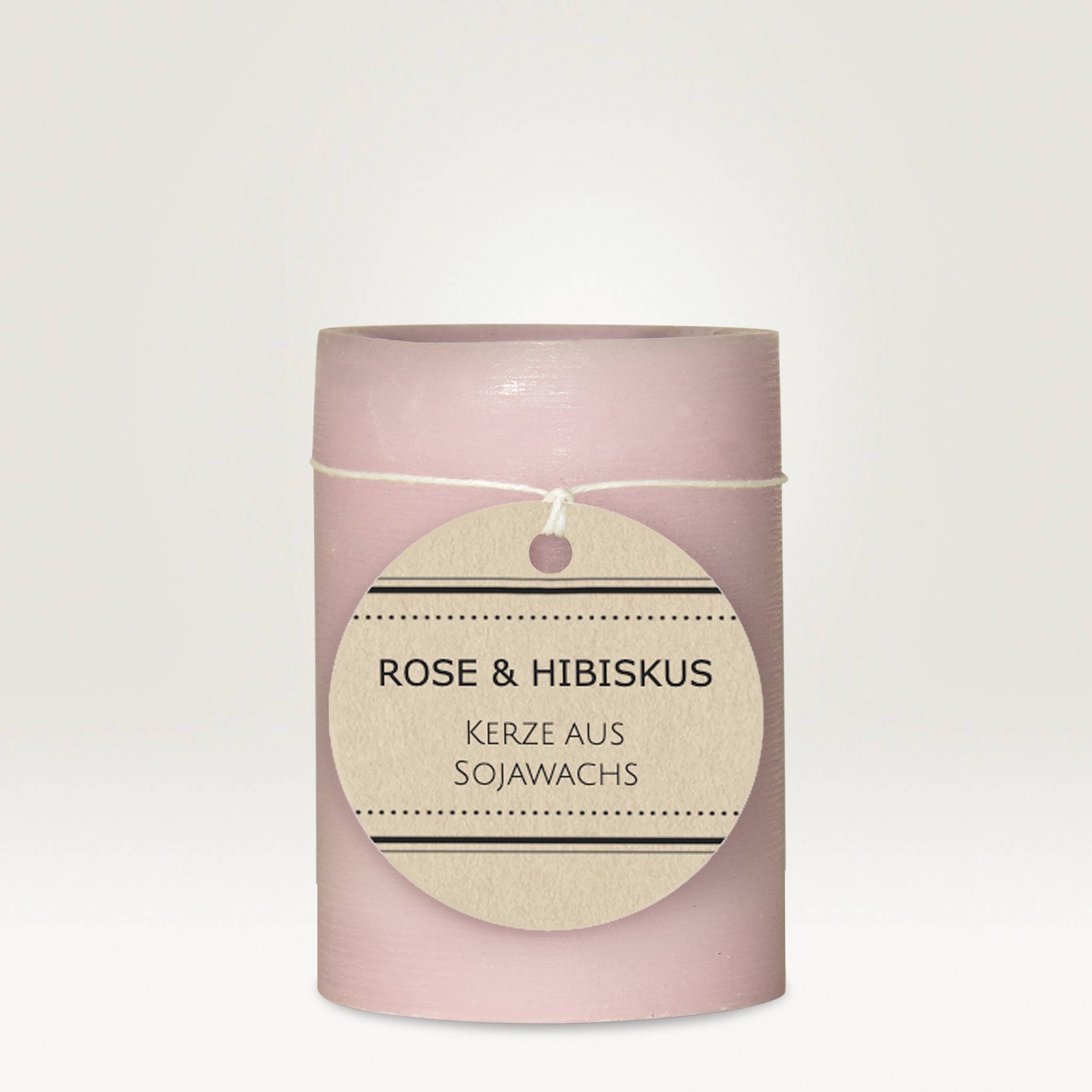Rosa Kerze aus Sojawachs, steht aufrecht. Auf dem Etikett steht 'Rose & Hibiskus, Kerze aus Sojawachs'.