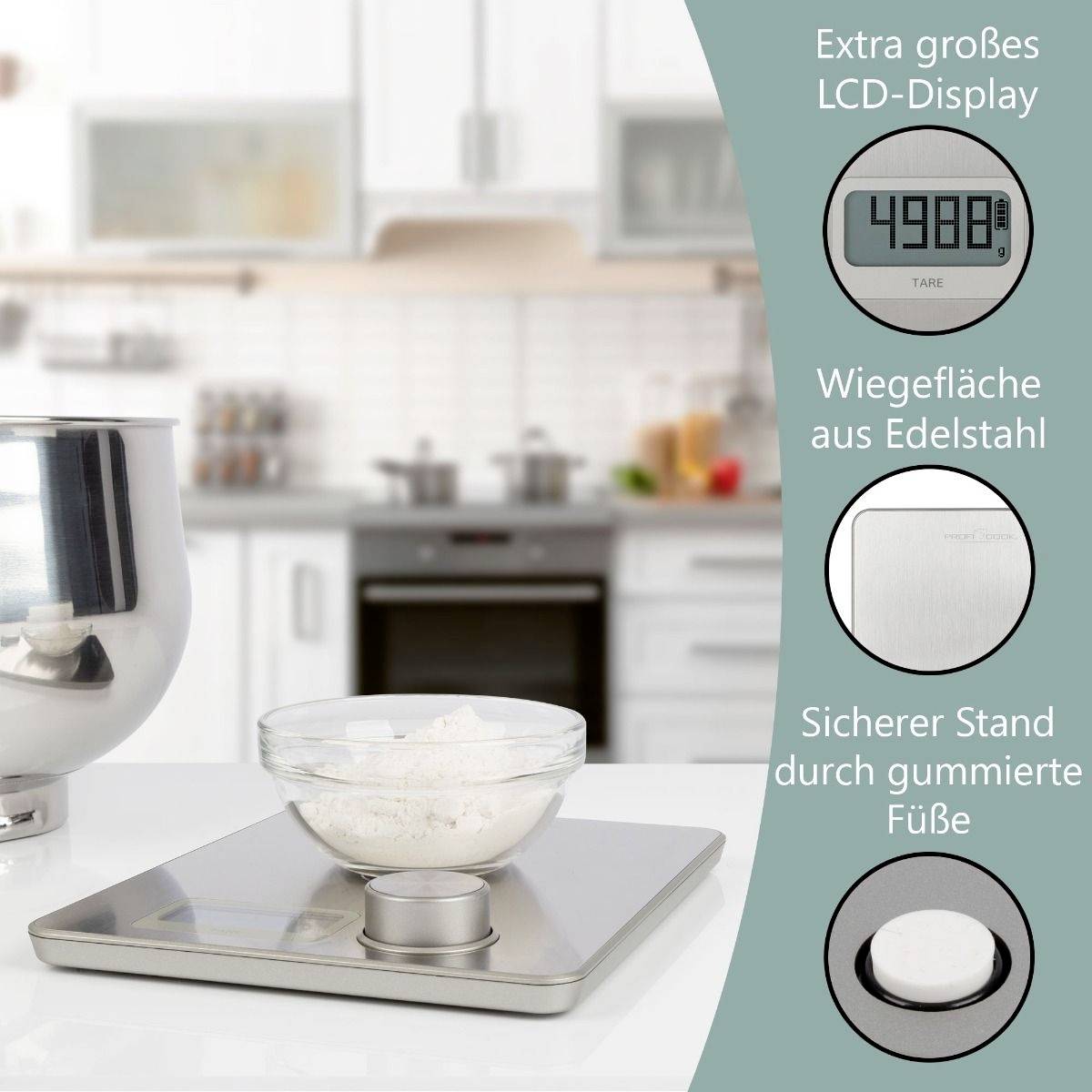 Digitale Küchenwaage in moderner Küche. Anzeige zeigt '498 g'. Merkmale: Edelstahl-Wiegefläche, rutschfeste Füße, großes LCD-Display.