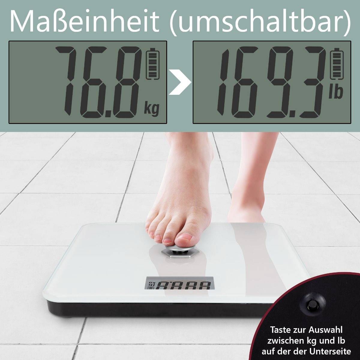 Eine Person wiegt sich auf einer Waage. Die Anzeige zeigt '76,8 kg' und '169,3 lb'. Ein Hinweis besagt, dass die Maßeinheit umschaltbar ist.