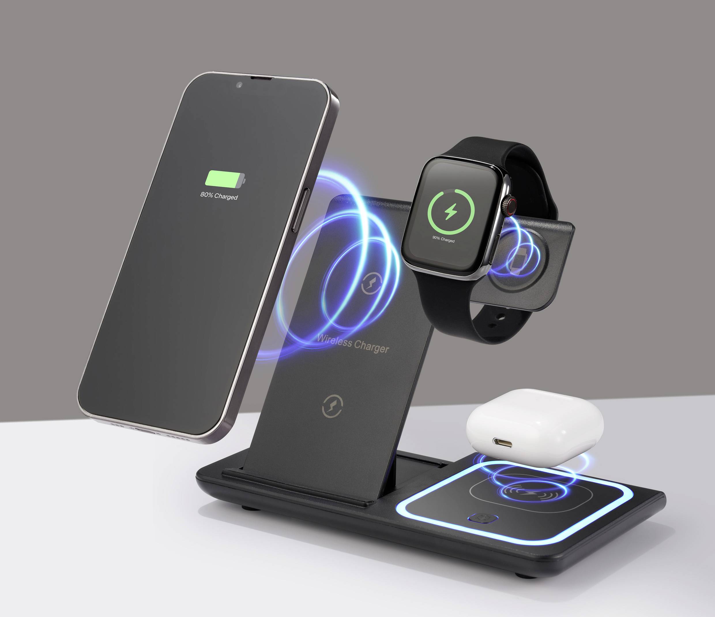 Drahtloses Ladegerät lädt ein Smartphone, eine Smartwatch und kabellose Kopfhörer gleichzeitig. Ladeanzeige auf Geräten sichtbar.