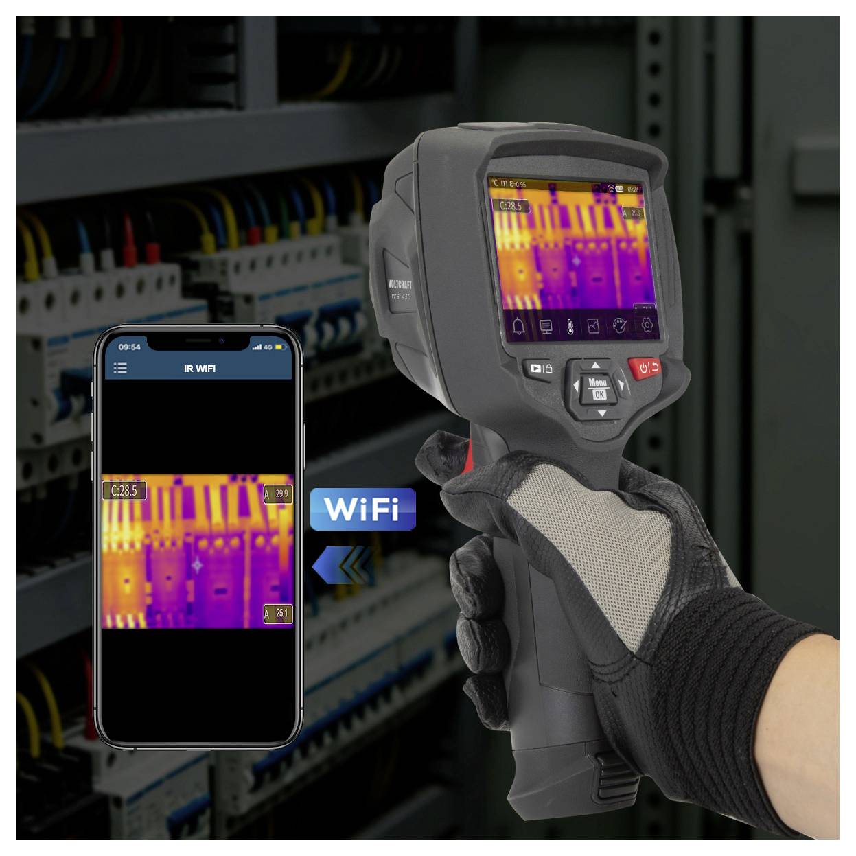 Mit Handschuh benutzte Hand verwendet eine Wärmbildkamera mit WiFi-App zur Inspektion von Elektroschalttafeln und zeigt Wärmekarten-Messwerte auf dem Gerät und Telefonbildschirm an.