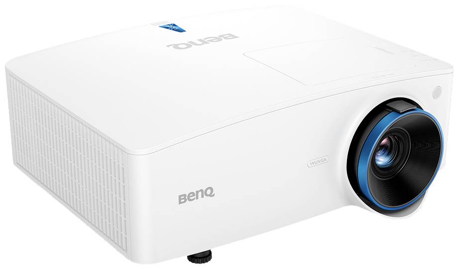 Ein weißer Beamer mit schwarzem und blauen Objektiv von der Marke BenQ. Das Gerät steht auf einem hellen Hintergrund.