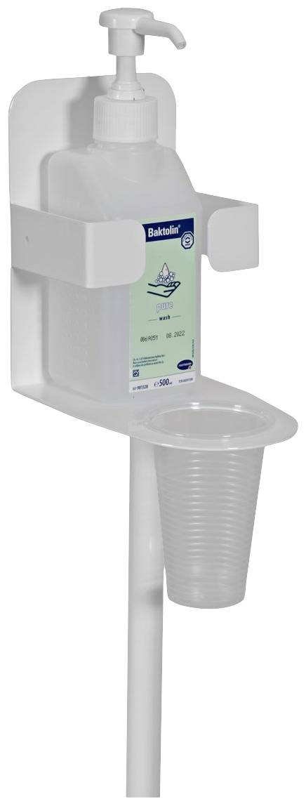 Ein Desinfektionsmittelspender an der Wand mit einer halben Flasche Desinfektionsmittel und einem transparenten Plastikbecher darunter.