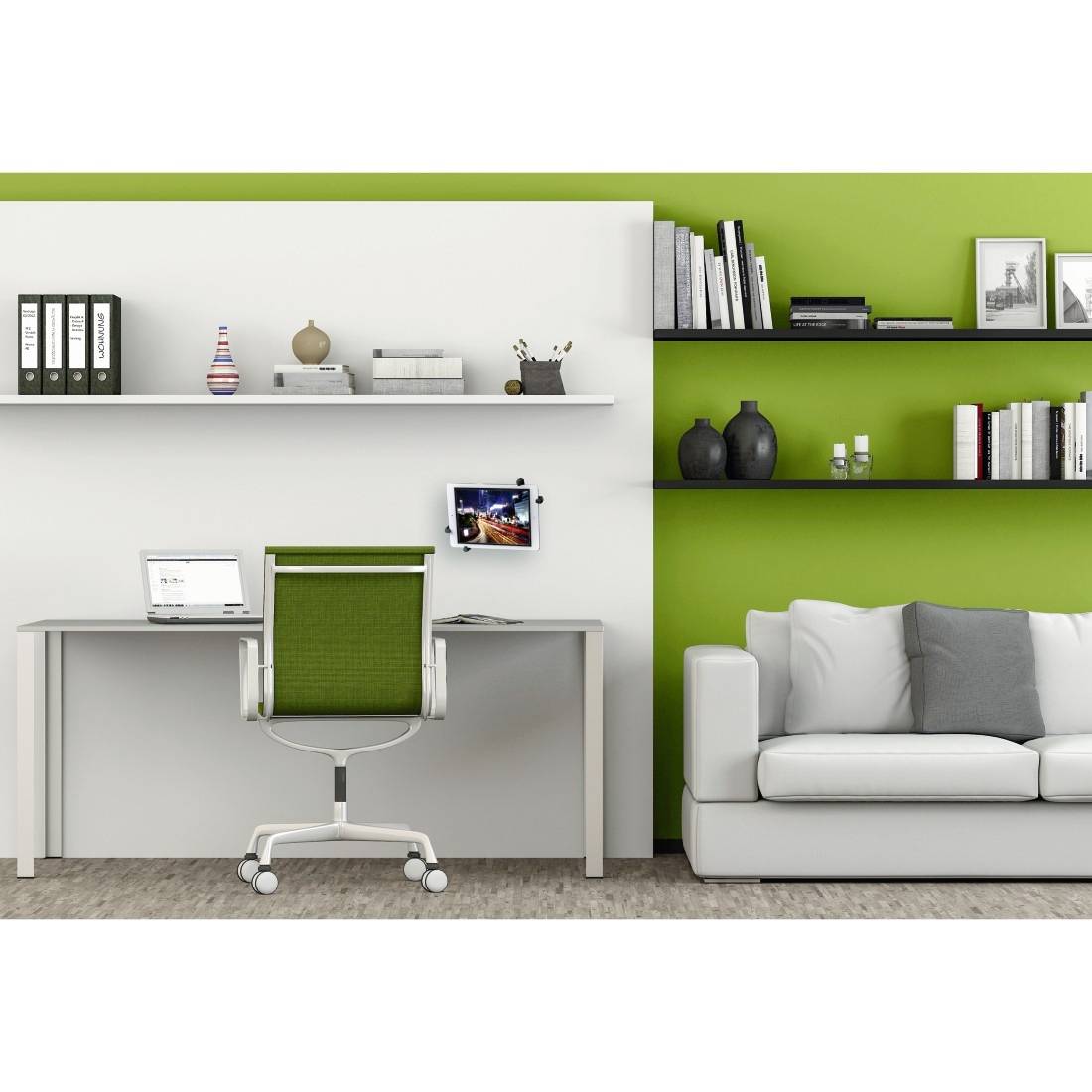 Ein modernes Büro mit weißen Wänden und grünen Akzenten. Links ein Schreibtisch mit Stuhl, rechts ein Sofa. Regale mit Büchern und Dekorationen an der Wand.
