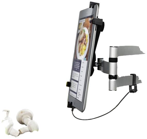 Ein Tablet in einem verstellbaren Halter zeigt eine Koch-App. Daneben liegt ein USB-Stick mit Pilz-Form.