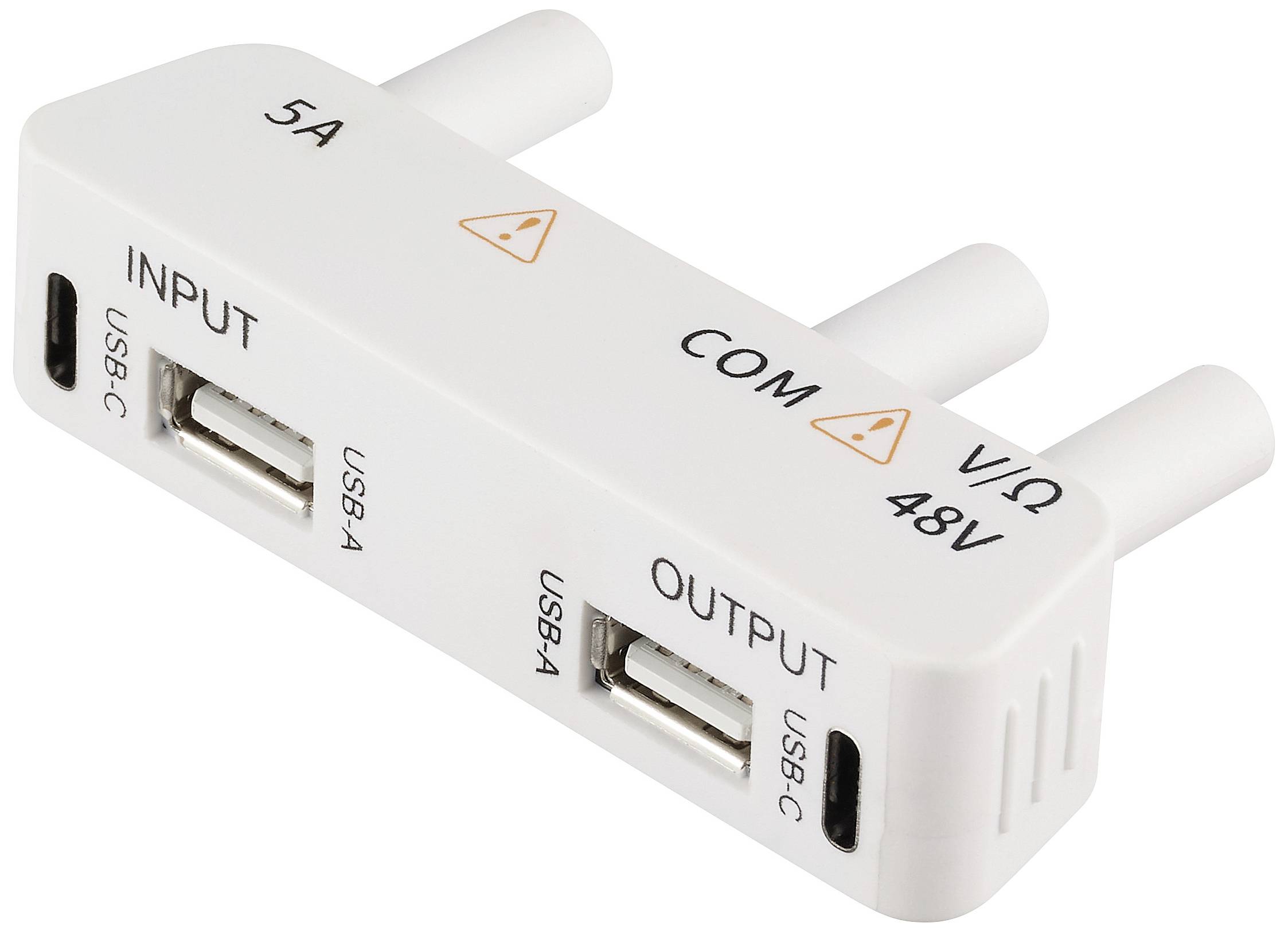 Ein weißer Verteileradapter mit zwei USB-C- und zwei USB-A-Anschlüssen, gekennzeichnet als 'INPUT' und 'OUTPUT'. 5A, COM, 48V markiert.