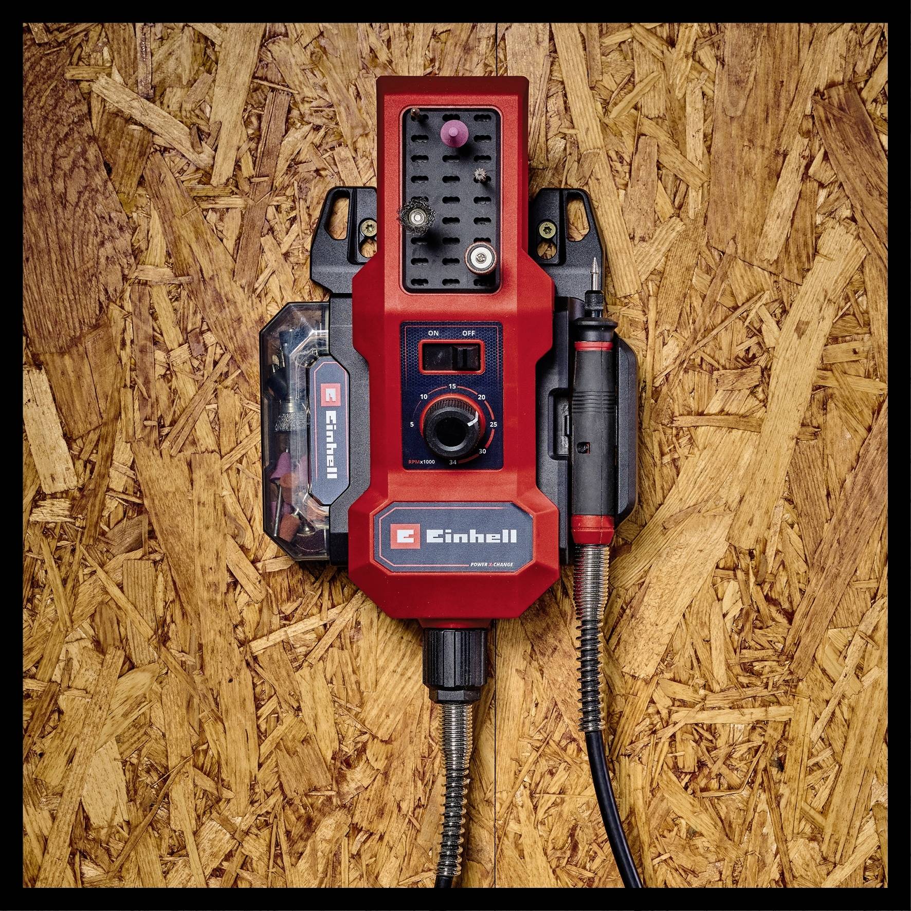 Ein rotes Elektrowerkzeug an einer Holzplatte montiert, mit schwarzem Knopf und Logo. Eignet sich für Schraub- und Bohrarbeiten.