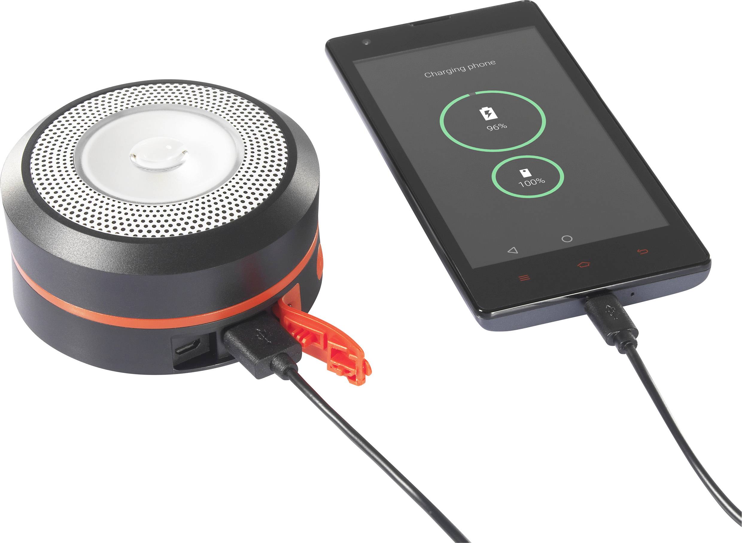 Ein Smartphone wird über ein Kabel von einem runden, tragbaren Lautsprecher aufgeladen. Der Bildschirm zeigt 'Charging phone'.