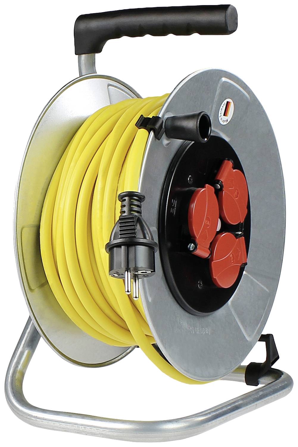 Eine gelbe Kabeltrommel mit schwarzem Griff, drei roten Steckdosen und einem Stecker, auf einem silbernen Metallgestell.