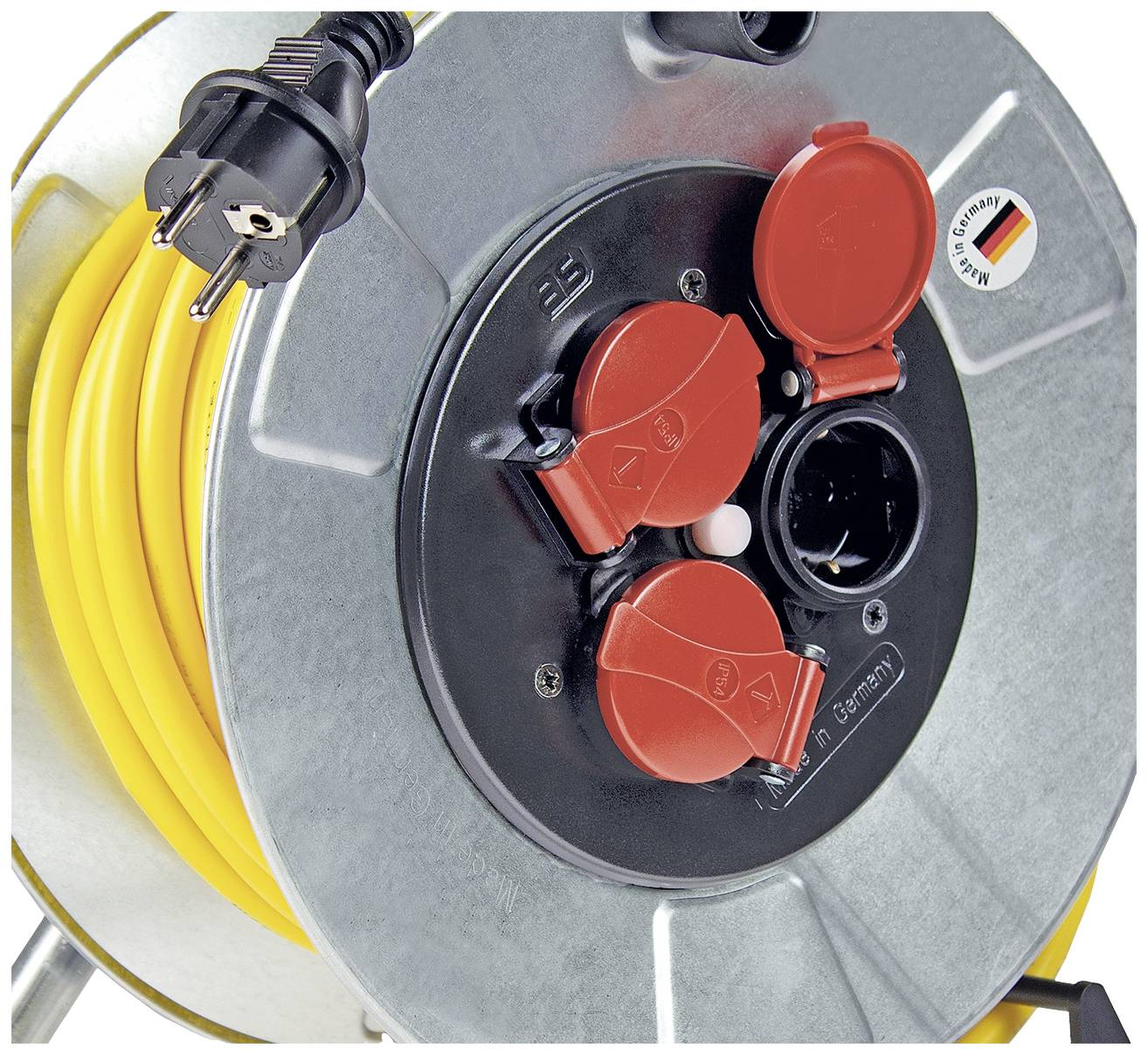 Gelbe Kabeltrommel mit drei Steckdosen und einsteckbarem Schuko-Stecker. Auf der Trommel ist ein 'Made in Germany'-Aufkleber sichtbar.