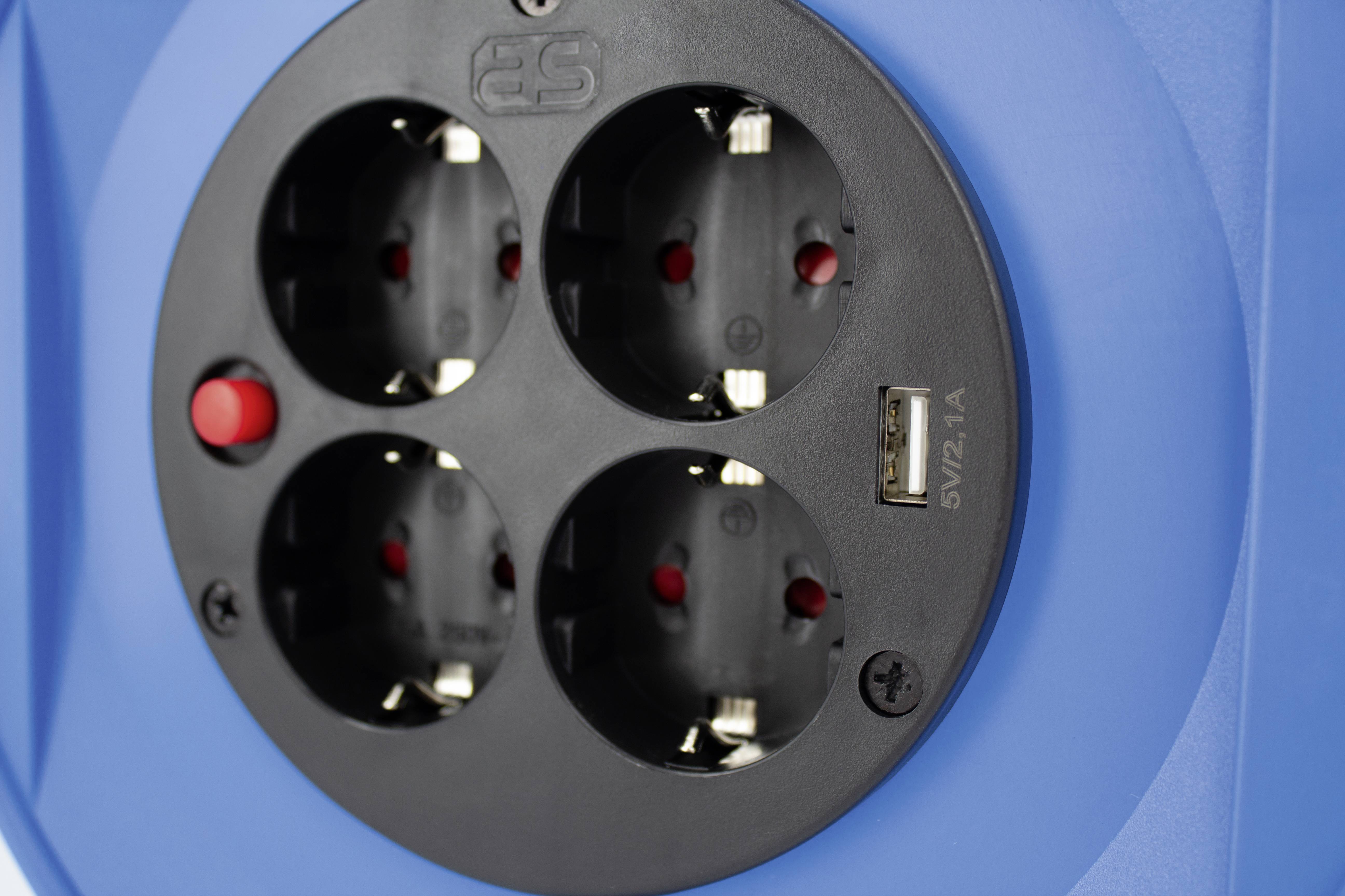 Eine blaue Steckdosenleiste mit vier Steckdosen und einem USB-Anschluss. Oben links ein roter Ein-/Ausschalter.