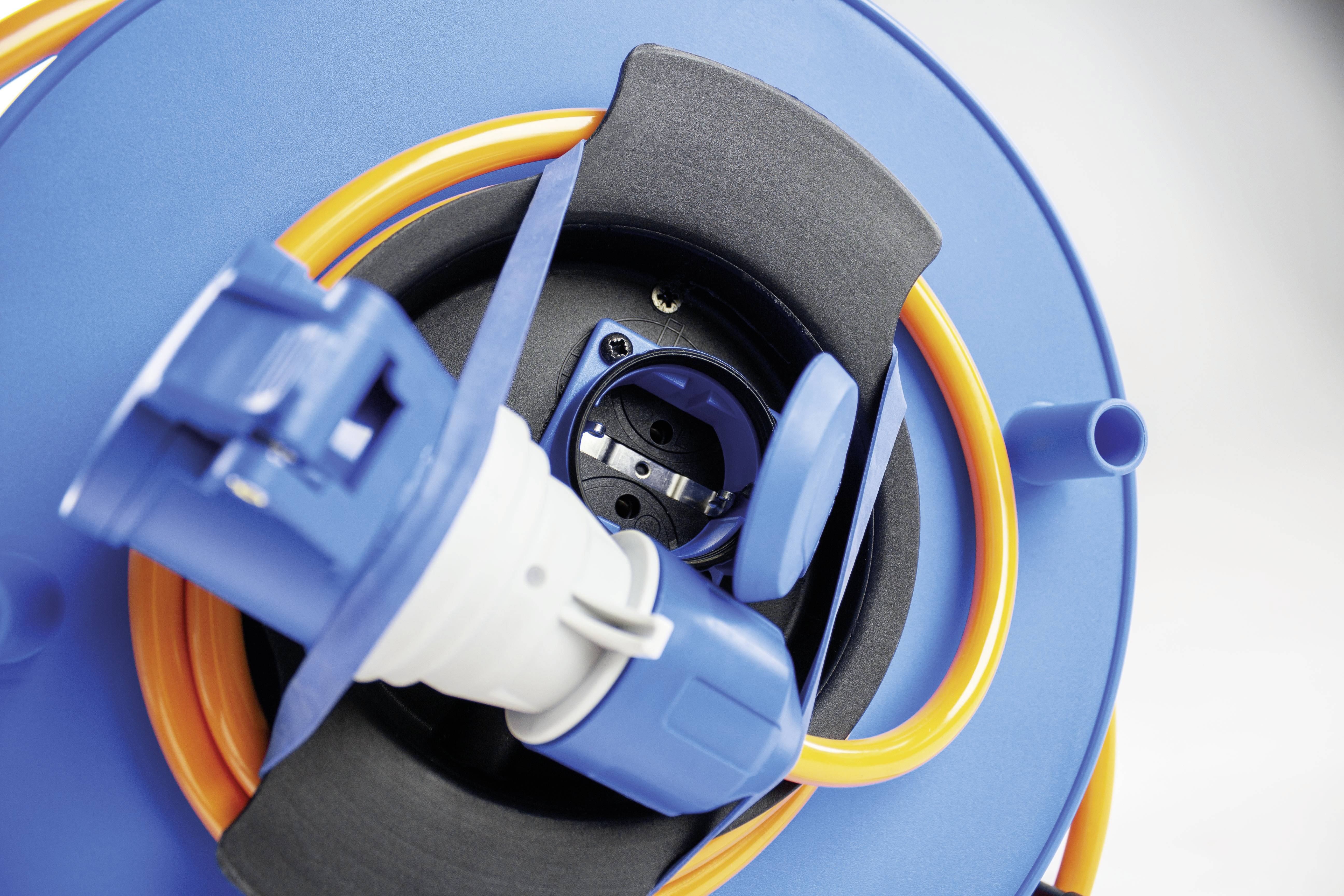 Eine blaue Kabeltrommel mit gewickeltem gelbem Kabel und Steckdose. Der Fokus liegt auf dem Anschluss und der Wickelmechanik.