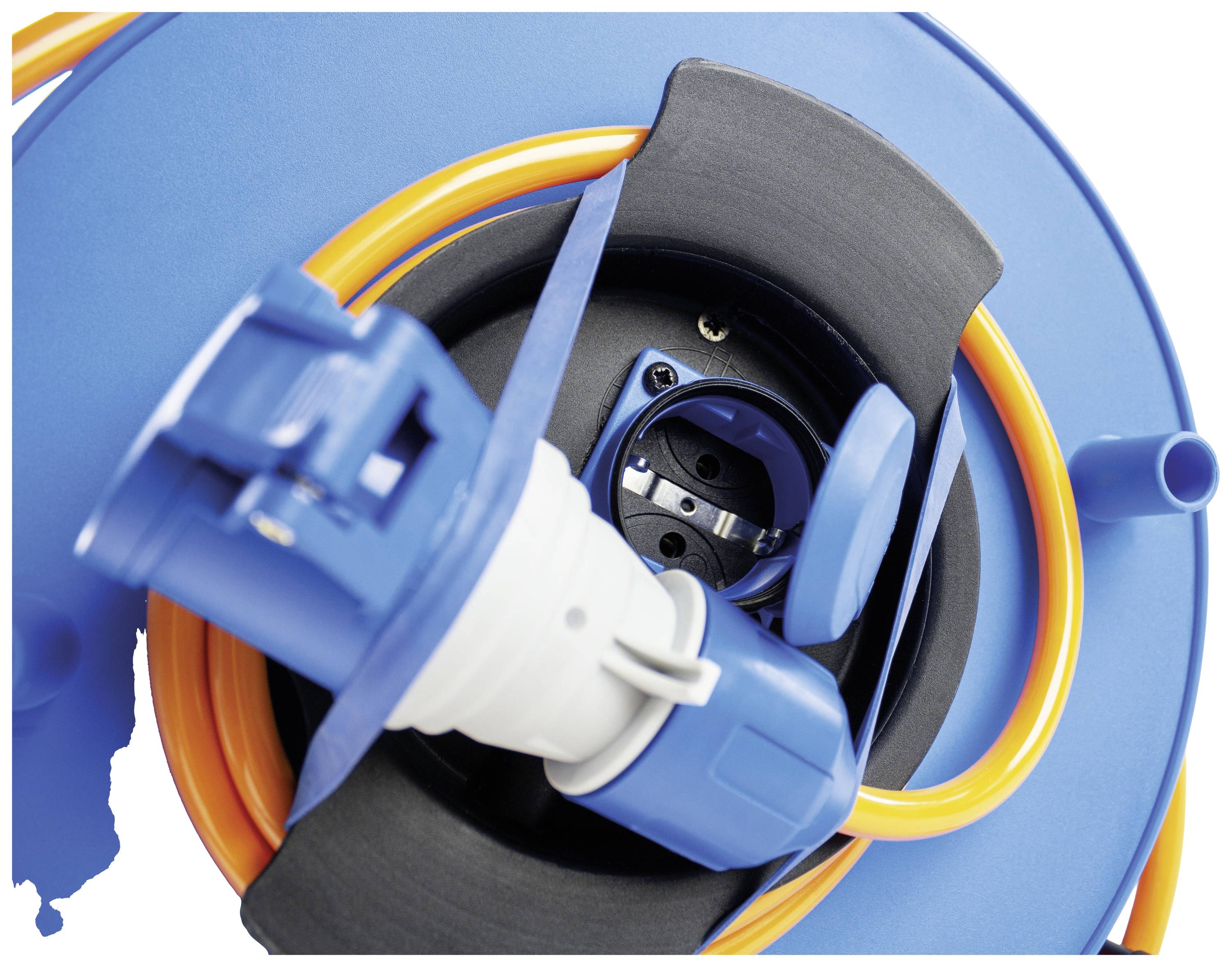 Ein blaues Kabel auf einer Kabeltrommel. Das Kabel hat einen blauen Stecker und ist ordentlich auf der Trommel aufgewickelt.