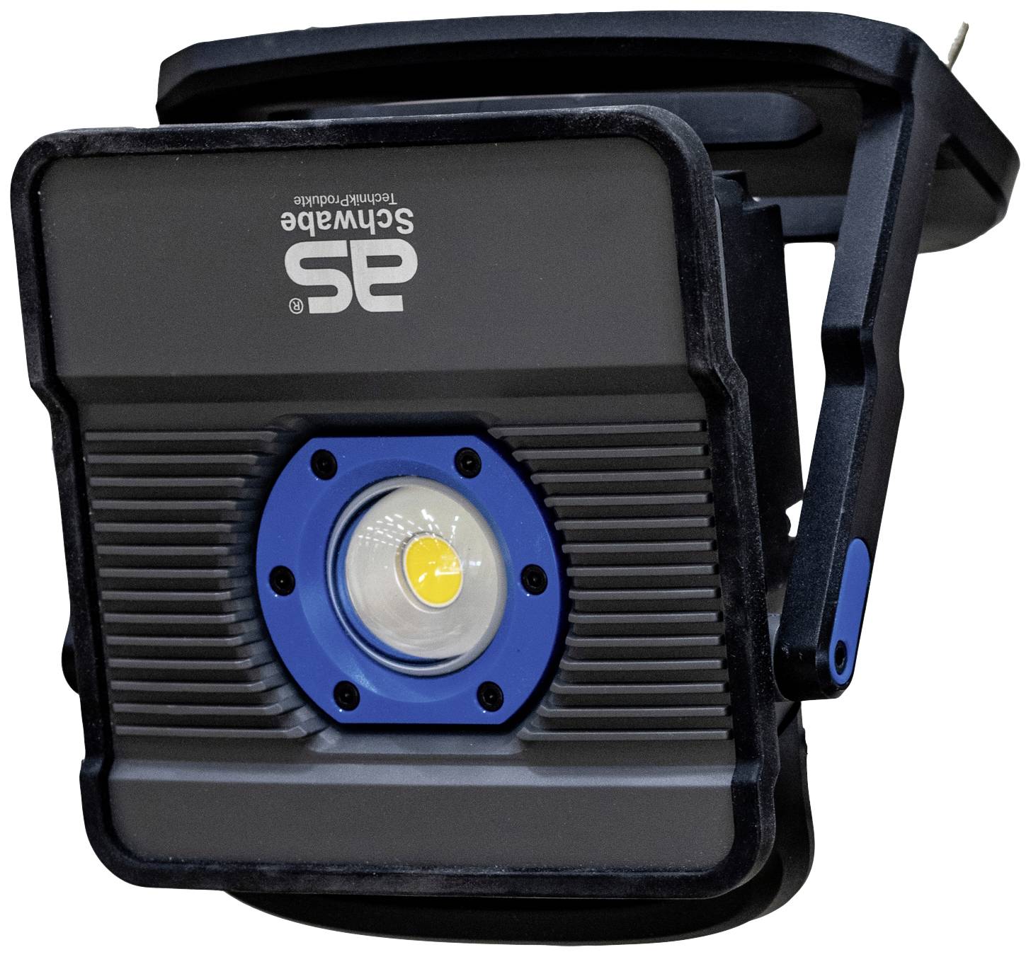 Ein tragbarer LED-Strahler mit einem blauen Ring um das Lichtmodul. Marke 'Schwabe TechnoLux'. Schwenkbarer Halterungsarm.