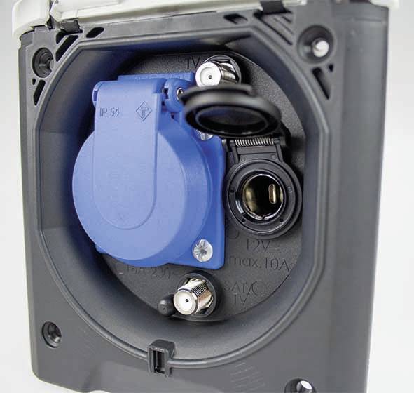 Eine Steckdose im Freien mit blauer Abdeckung und schwarzem Stecker, wetterfest mit der Kennzeichnung 'IP54', maximal 10 Ampere.