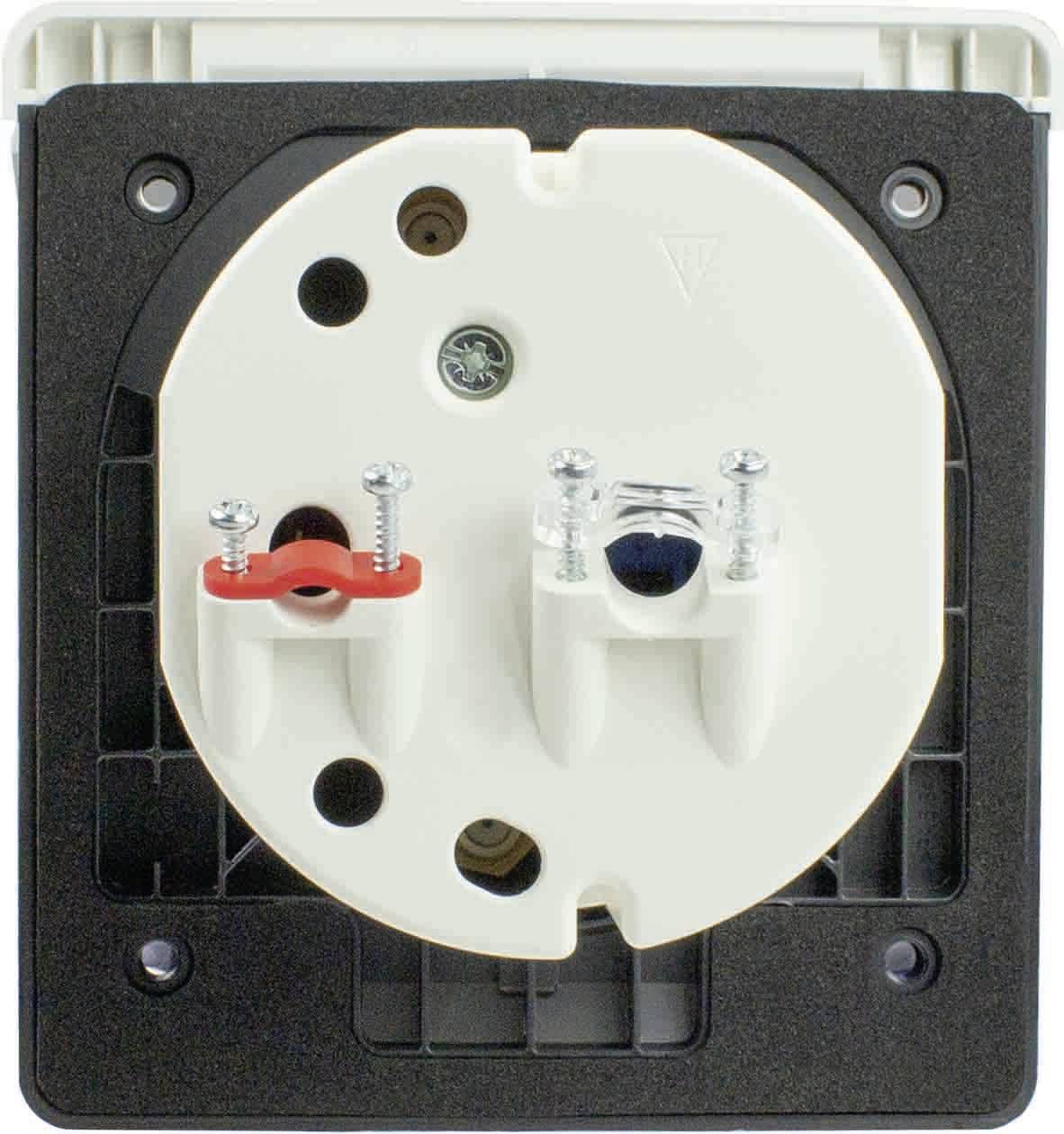 Rückseite einer europäischen Steckdose mit Schraubanschlüssen für elektrische Verkabelung, montiert in einer quadratischen Kunststoffplatte.