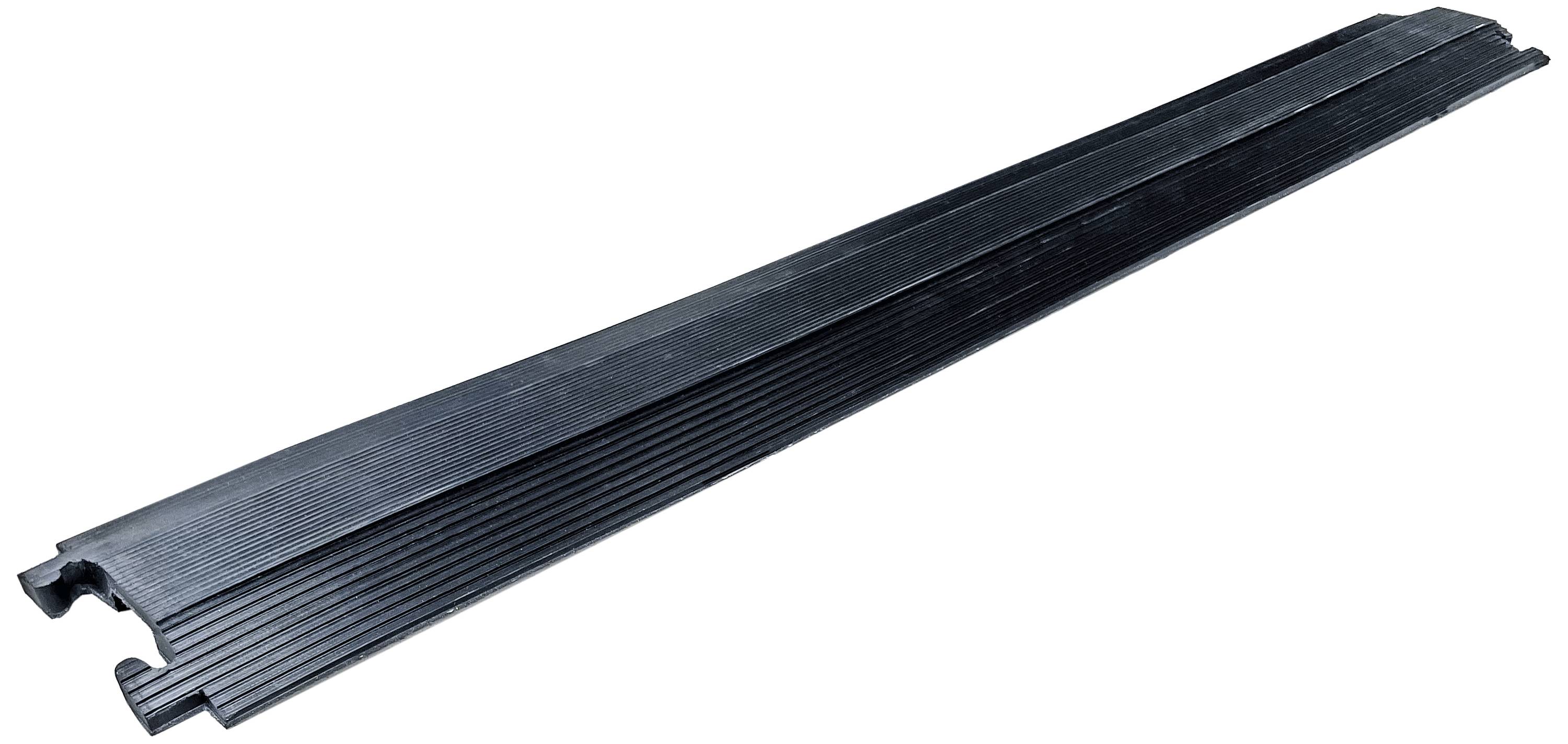 Ein langes, schwarzes Gummiprofil mit gerillter Oberfläche, möglicherweise zur Abdichtung oder als Schutzkante verwendet.