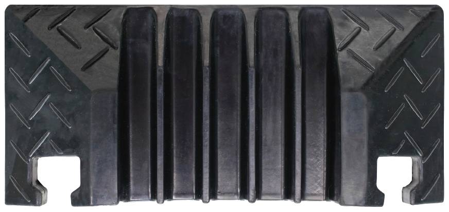 Schwarzes, rechteckiges Gummiprodukt mit mehreren erhöhten Streifen und rutschfester Textur, möglicherweise eine Rampenkomponente.
