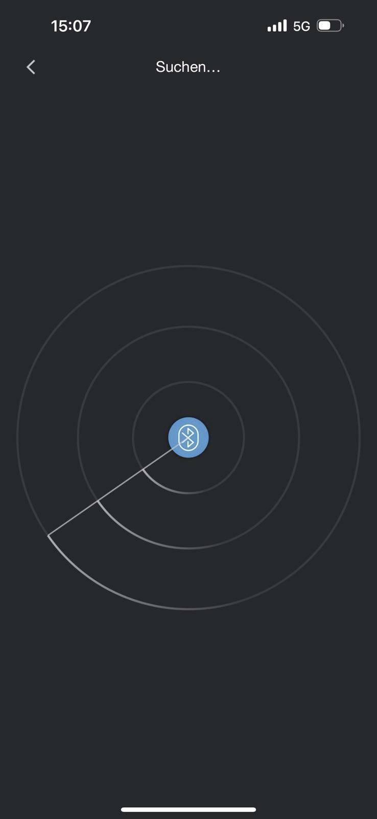 'Gerät suchen' auf einem Smartphone-Bildschirm, zeigt einen blauen Bluetooth-Symbol in der Mitte von konzentrischen Kreisen.