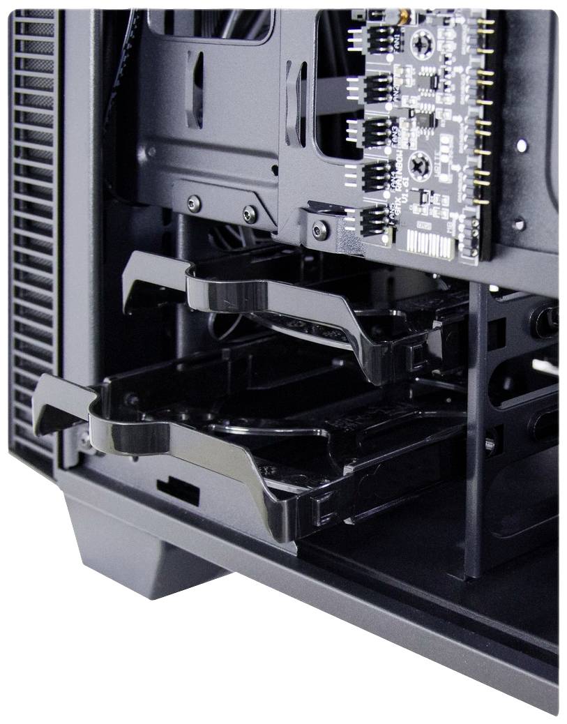 Ein offenes Computergehäuse mit sichtbaren Festplatteneinschüben und einer Platine.