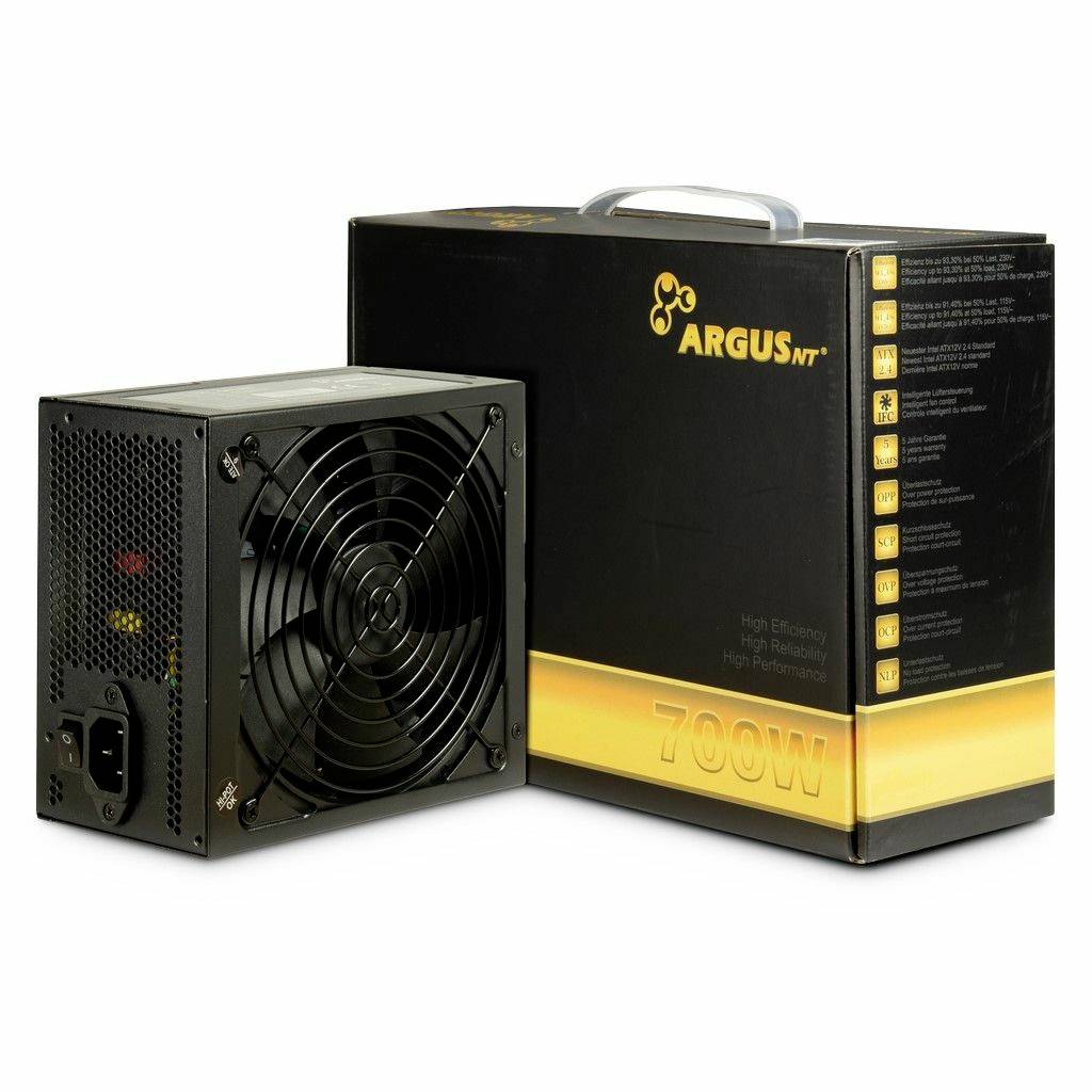 Netzteil 'ARGUS NT 700W' mit großer Lüfteransicht, steht vor einer schwarzen Verpackung mit Produktinformationen und goldener Aufschrift.
