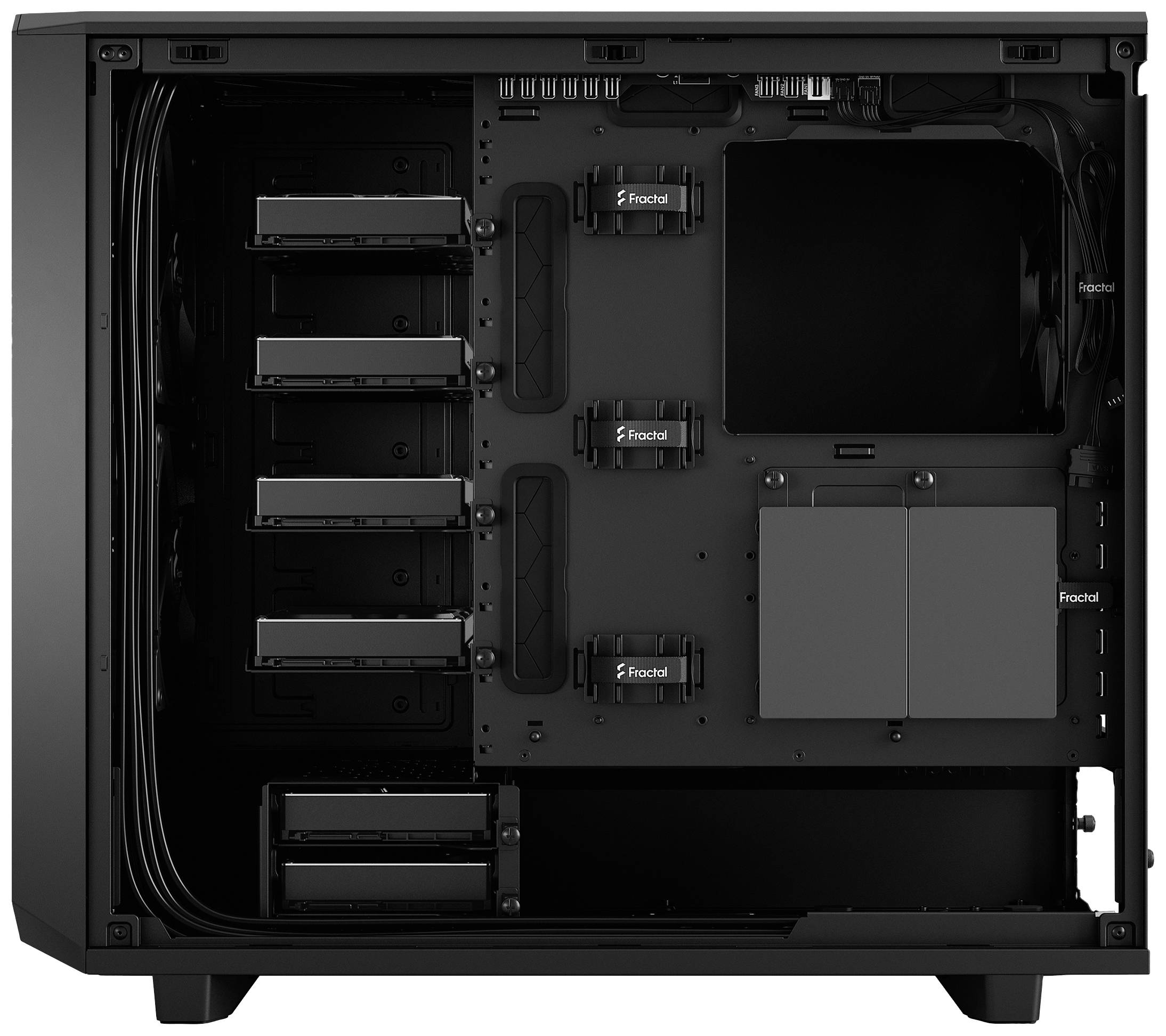 Ein offenes Computergehäuse mit mehreren Festplattenschächten, Kabelmanagementsystem und Montagemöglichkeiten für Komponenten.