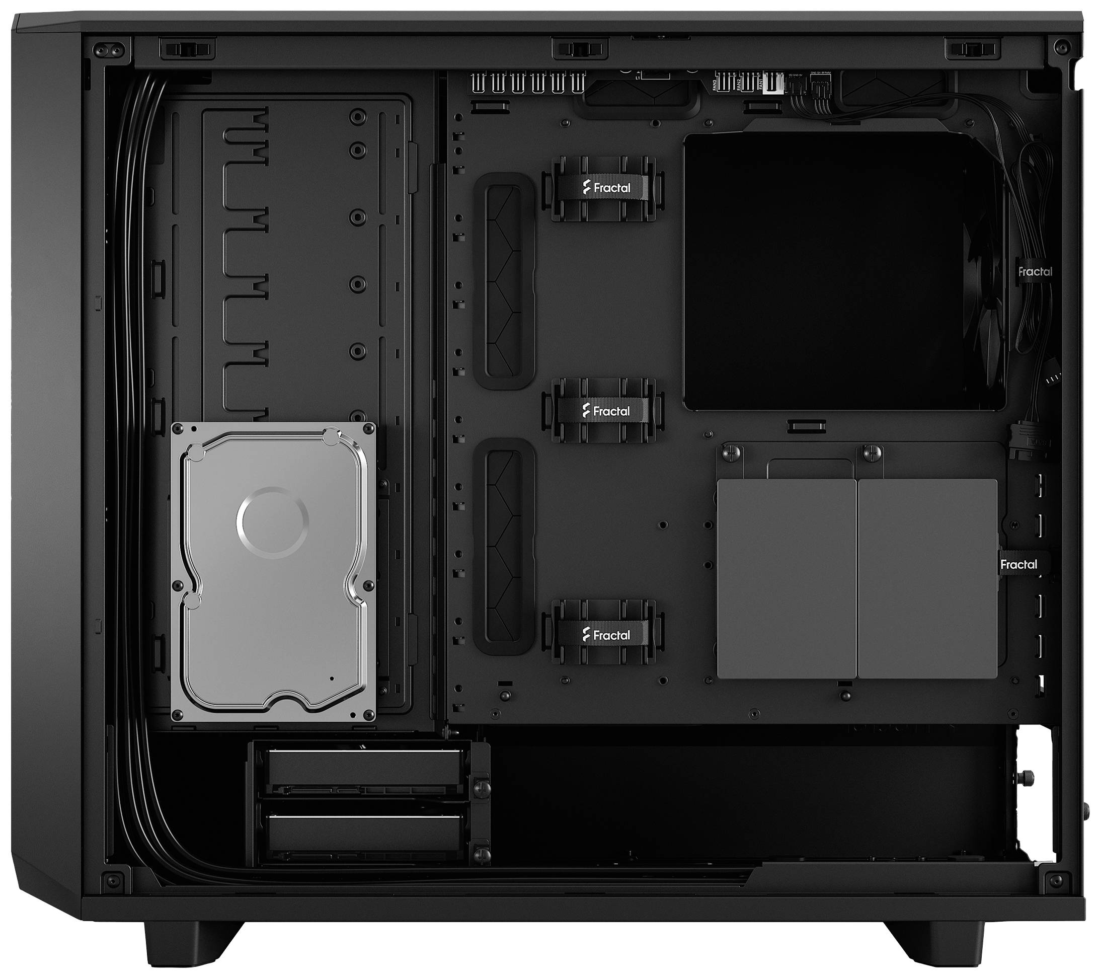 Leeres Computergehäuse, seitlich geöffnet, zeigt Montageplätze für Festplatten und Kabelmanagement-Bereich.