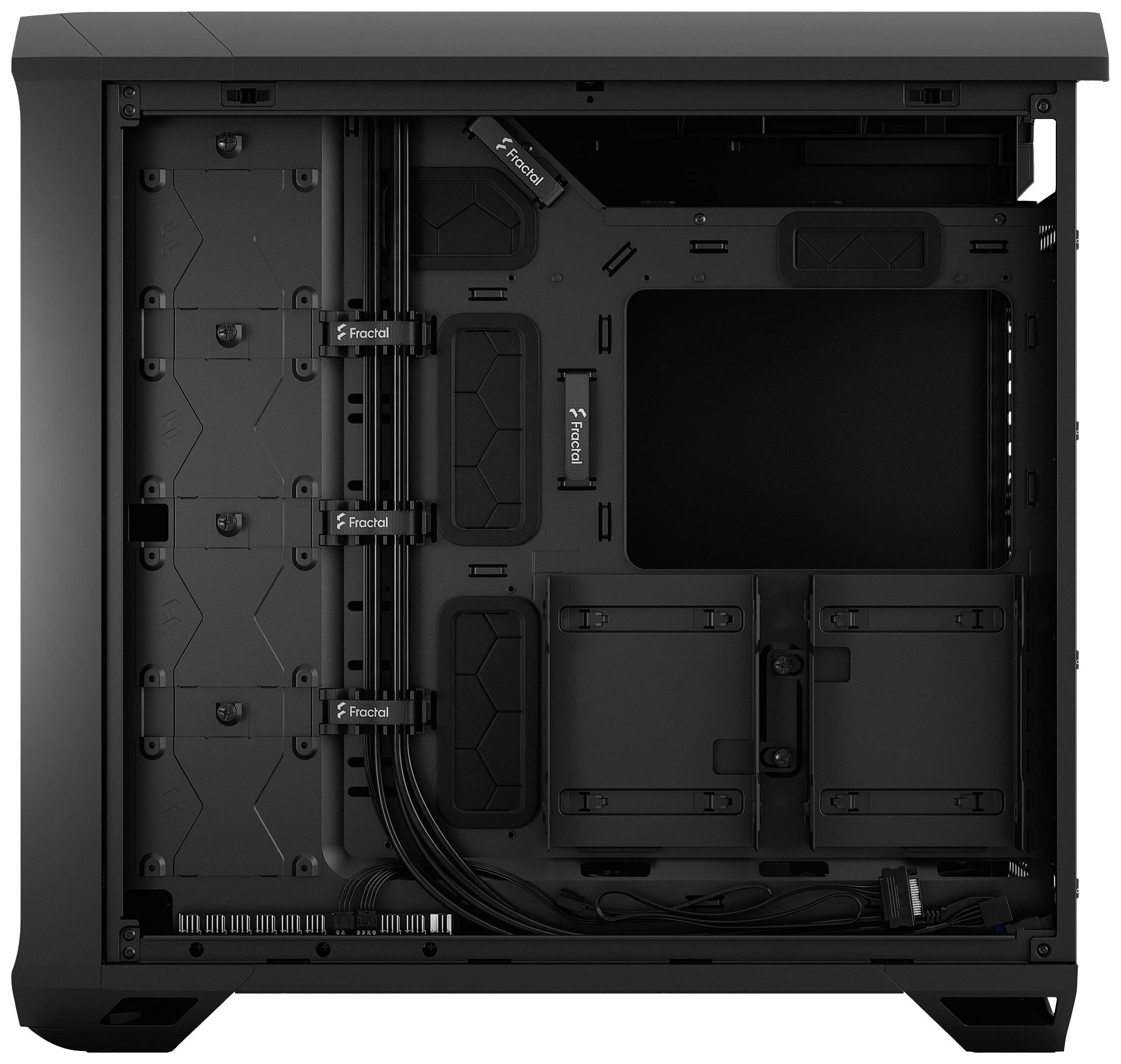 Das Bild zeigt das Innere eines leeren Computergehäuses in Schwarz, mit sichtbaren Kabeln und Halterungen für Hardwarekomponenten.