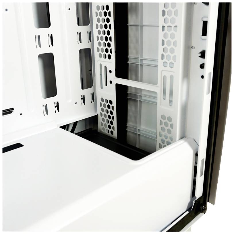 Ein weißes Computergehäuse zeigt einen leeren Innenraum mit mehreren Lüftungsschlitzen und Halterungen für Hardwarekomponenten.