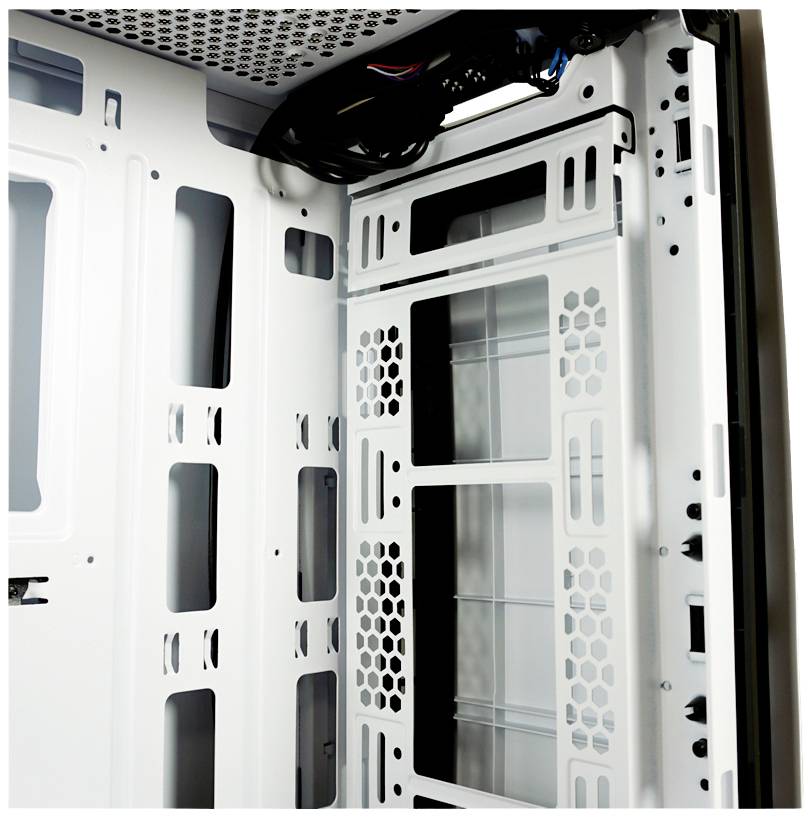 Innenansicht eines Computergehäuses mit mehreren Montageplätzen für Hardwarekomponenten und Lüftungsschlitzen für Kühlung.