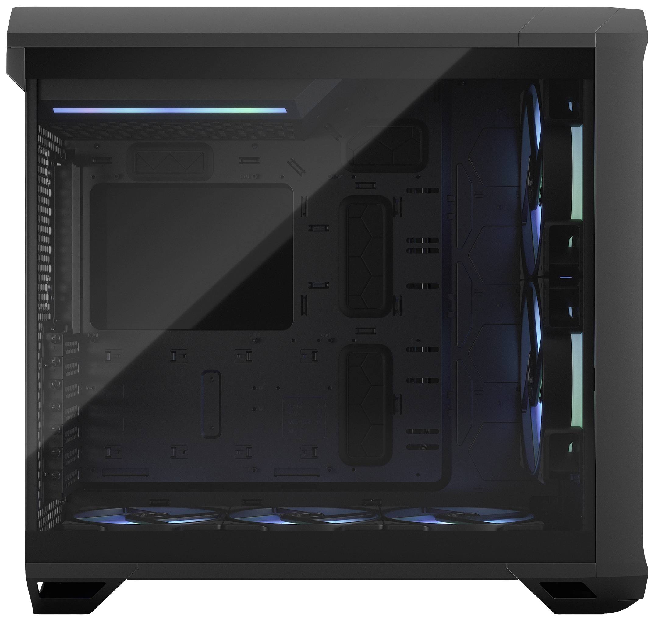 Ein dunkles Computergehäuse mit transparentem Seitenfenster, das innen leere Fächer und beleuchtete Lüfter zeigt.