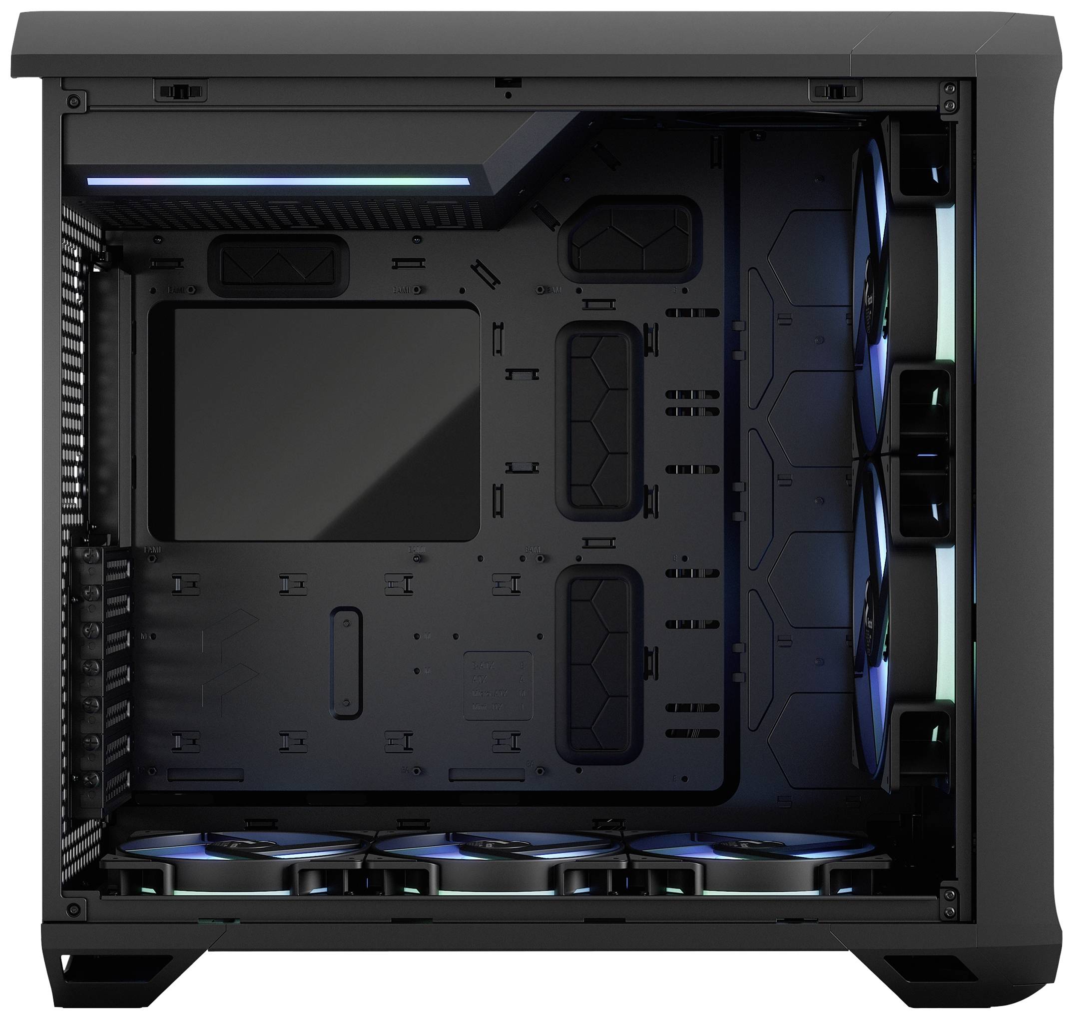 Schwarzes Computergehäuse von innen betrachtet, mit mehreren eingebauten Lüftern.