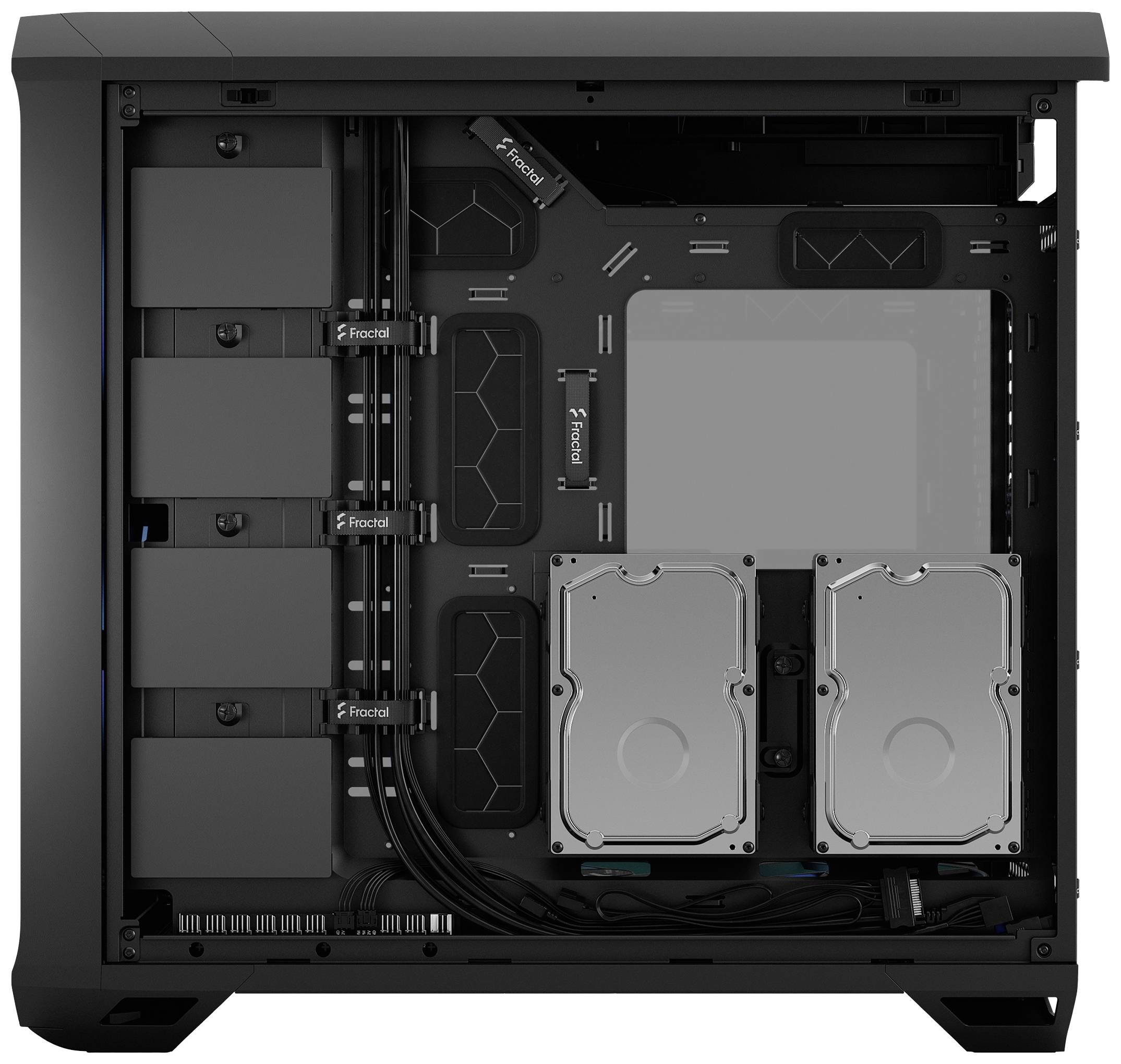 Innenansicht eines Computergehäuses mit montierten Kabeln und Halterungen für Festplatten und SSDs.